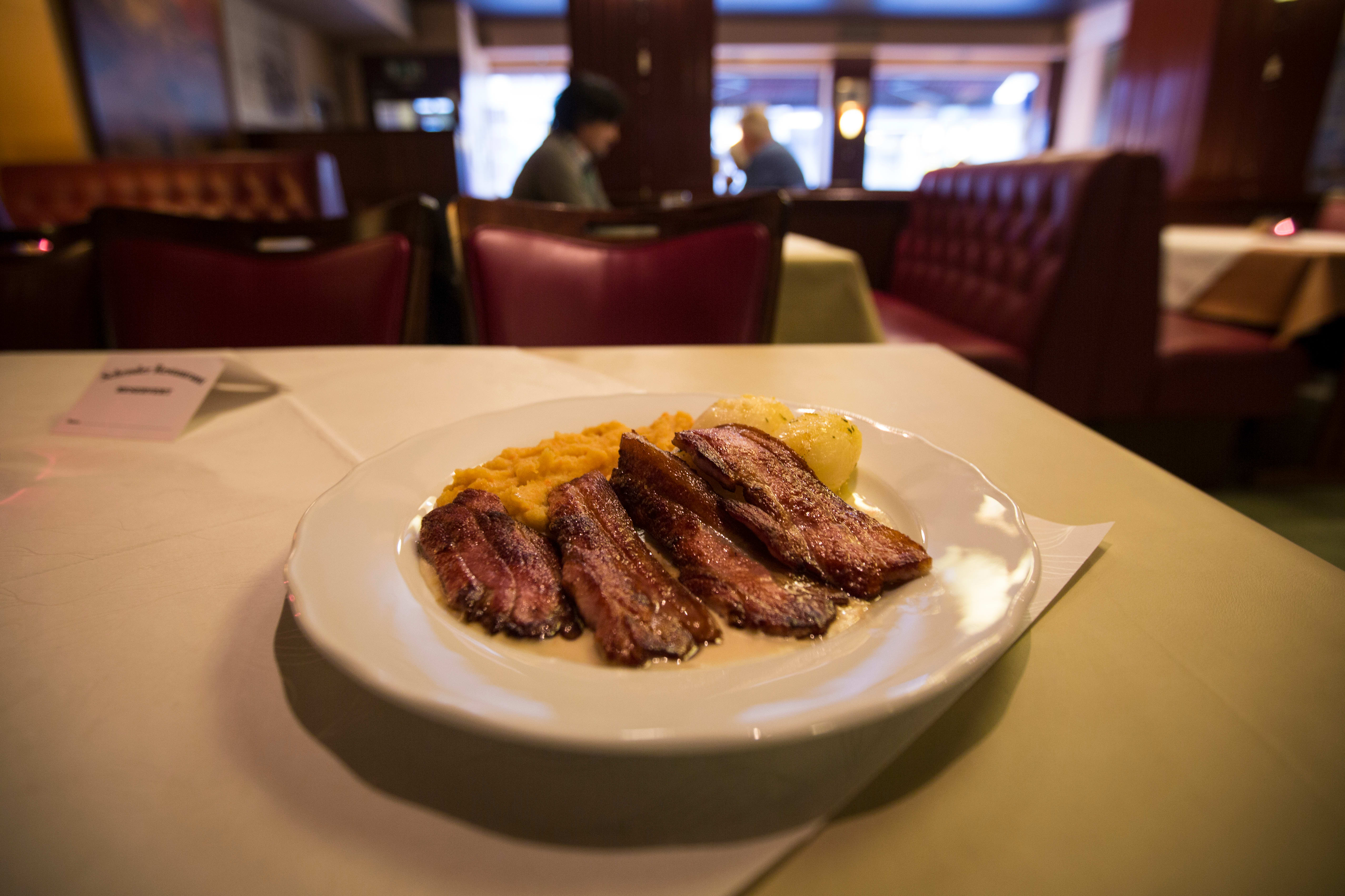 Schrøder er et av få steder i Oslo hvor du kan få flesk og duppe. 