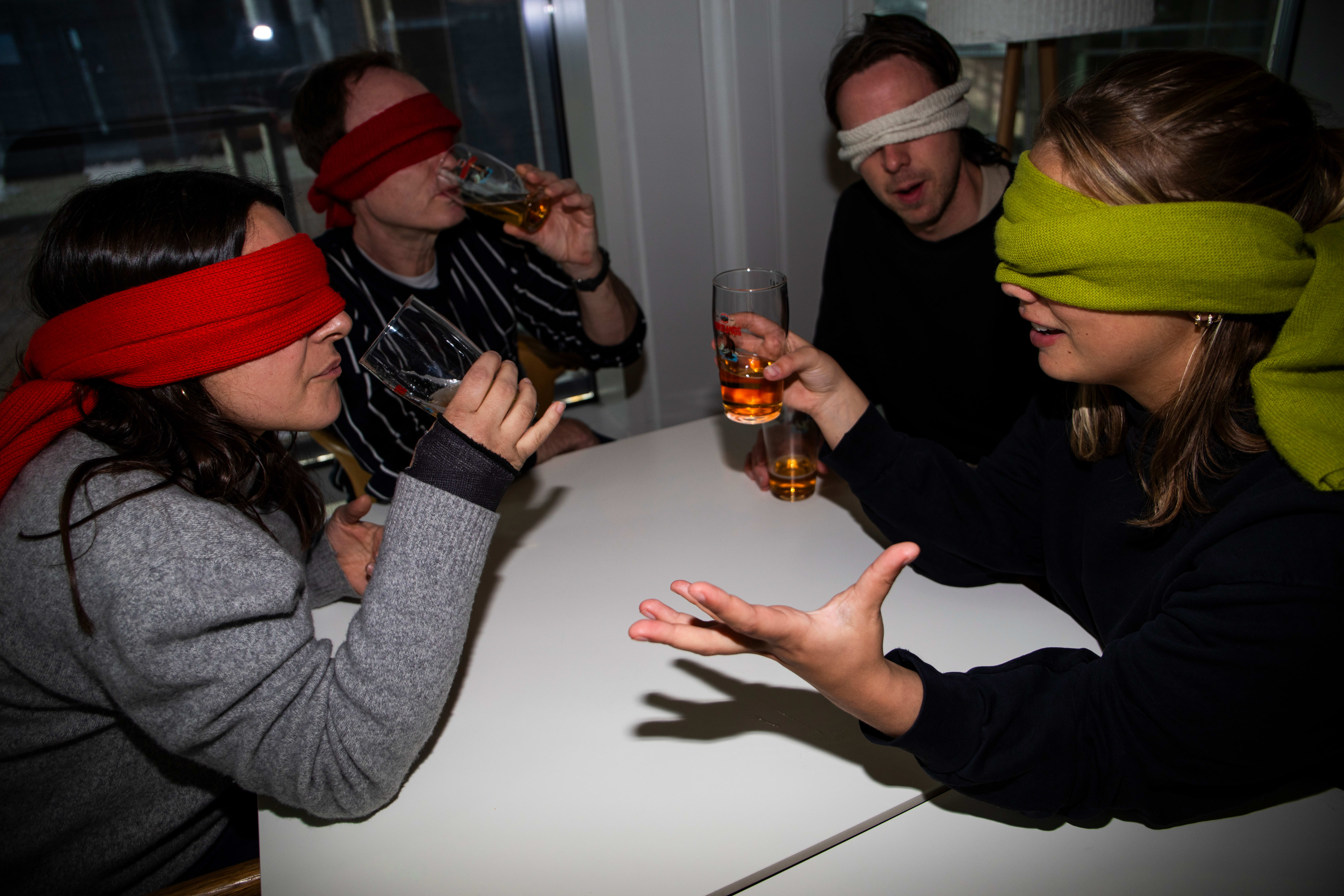 Vinks øljury blindsmaker på Oslo-pilsene. 