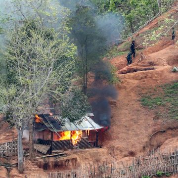 Angrep mot baser i Myanmar. Rapporter om hundretalls væpnede sammenstøt i april.