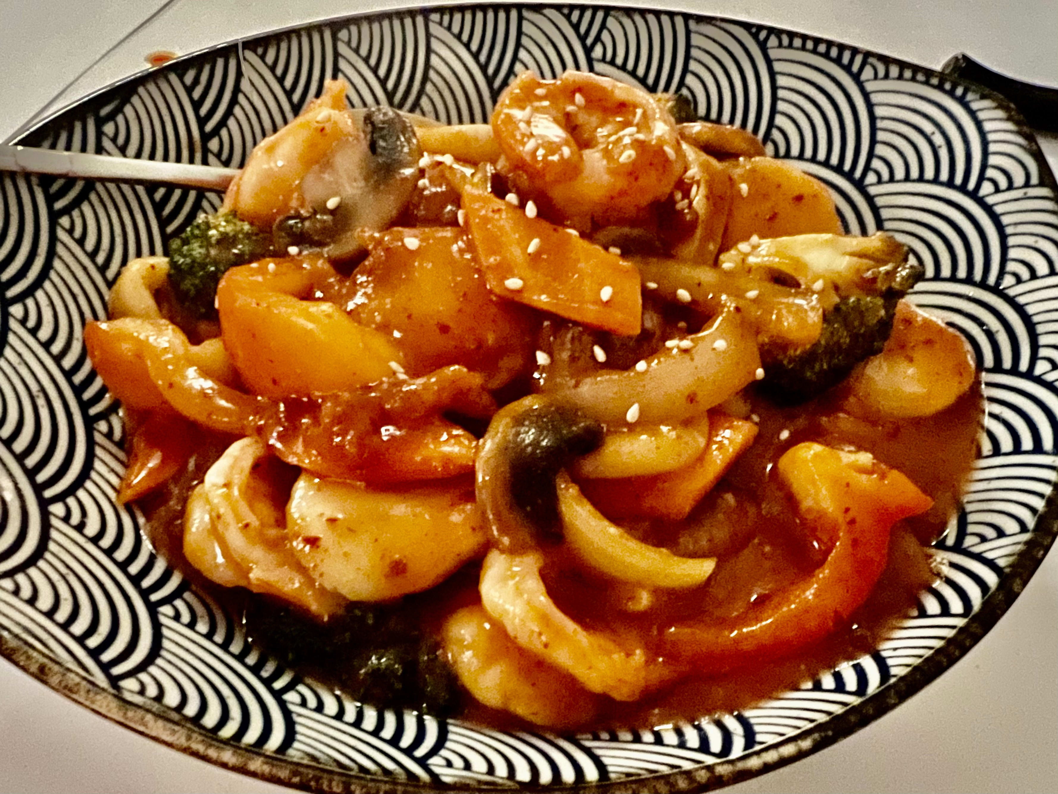 Litt sting i sausen bidrar i sjømatmixen. Men råvarene er for dårlig behandlet.