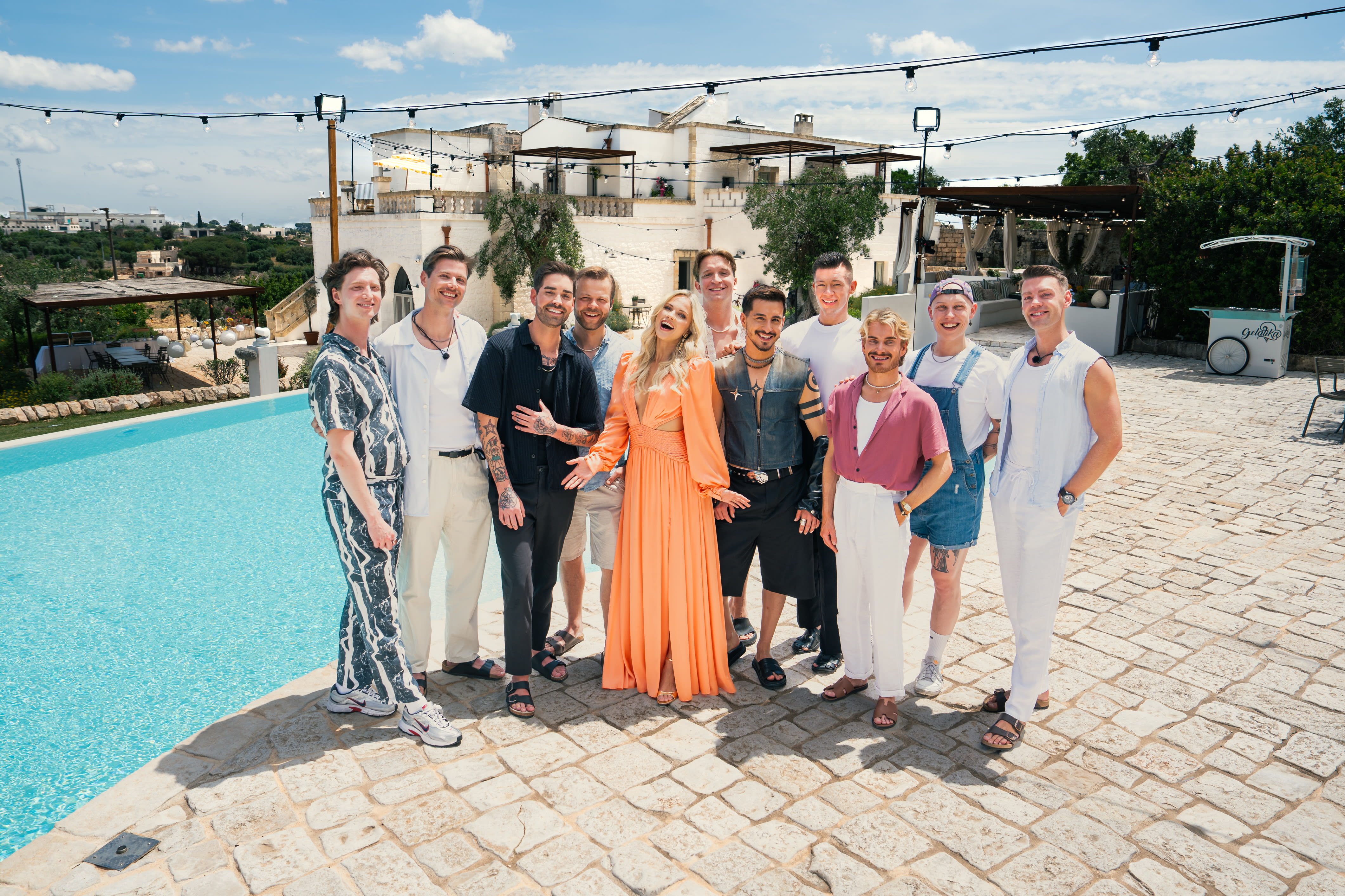  Ti single menn som liker menn, sjekker inn på en luksuseiendom i Sør-Italia. 