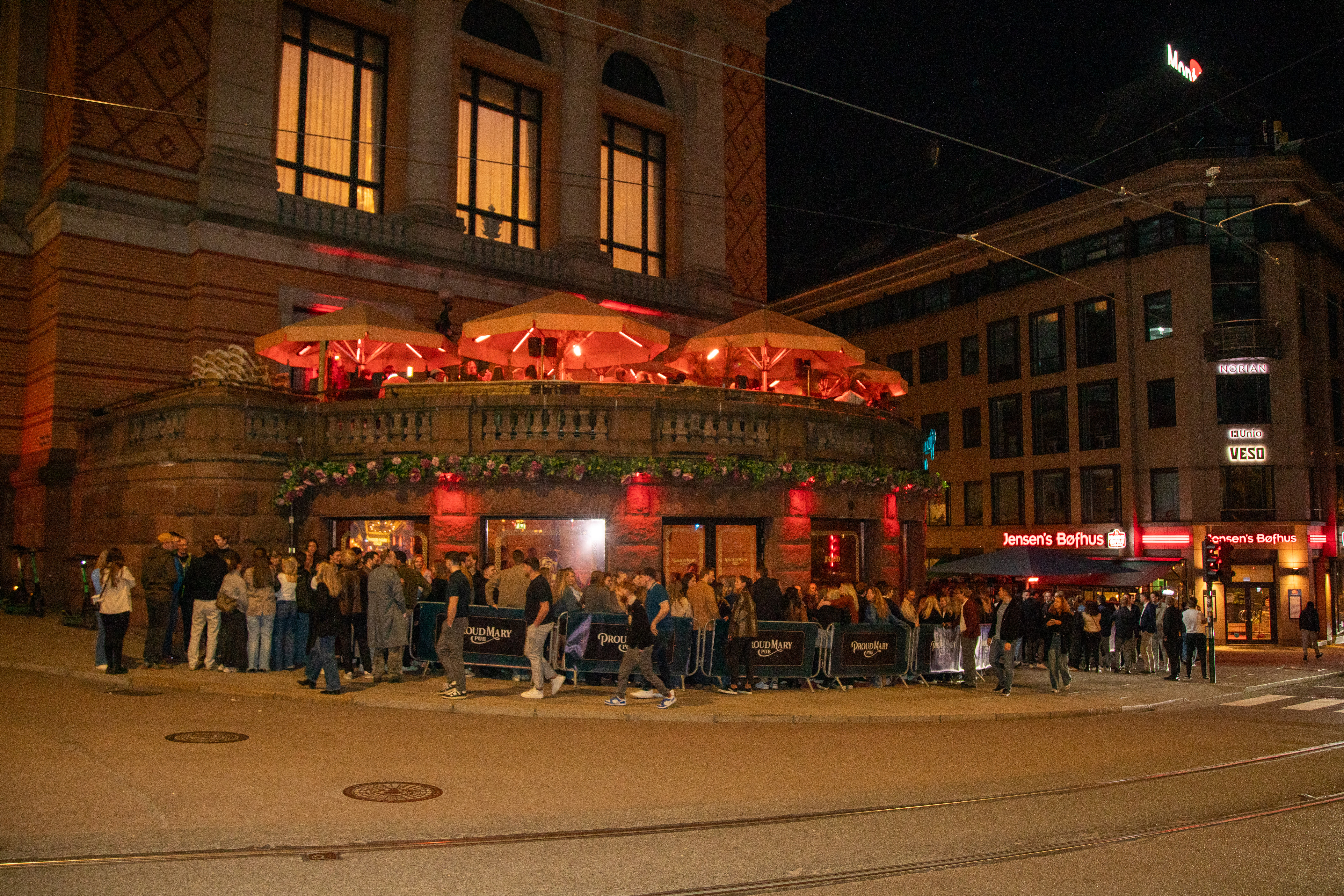 Køen er lang på Proud Mary ved Stortinget. 