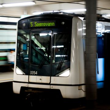 Oslos kollektivtrafikk er ikkje for alle. Vil du sjå det sjølv? Ta ein tur til Nationaltheatret stasjon.
