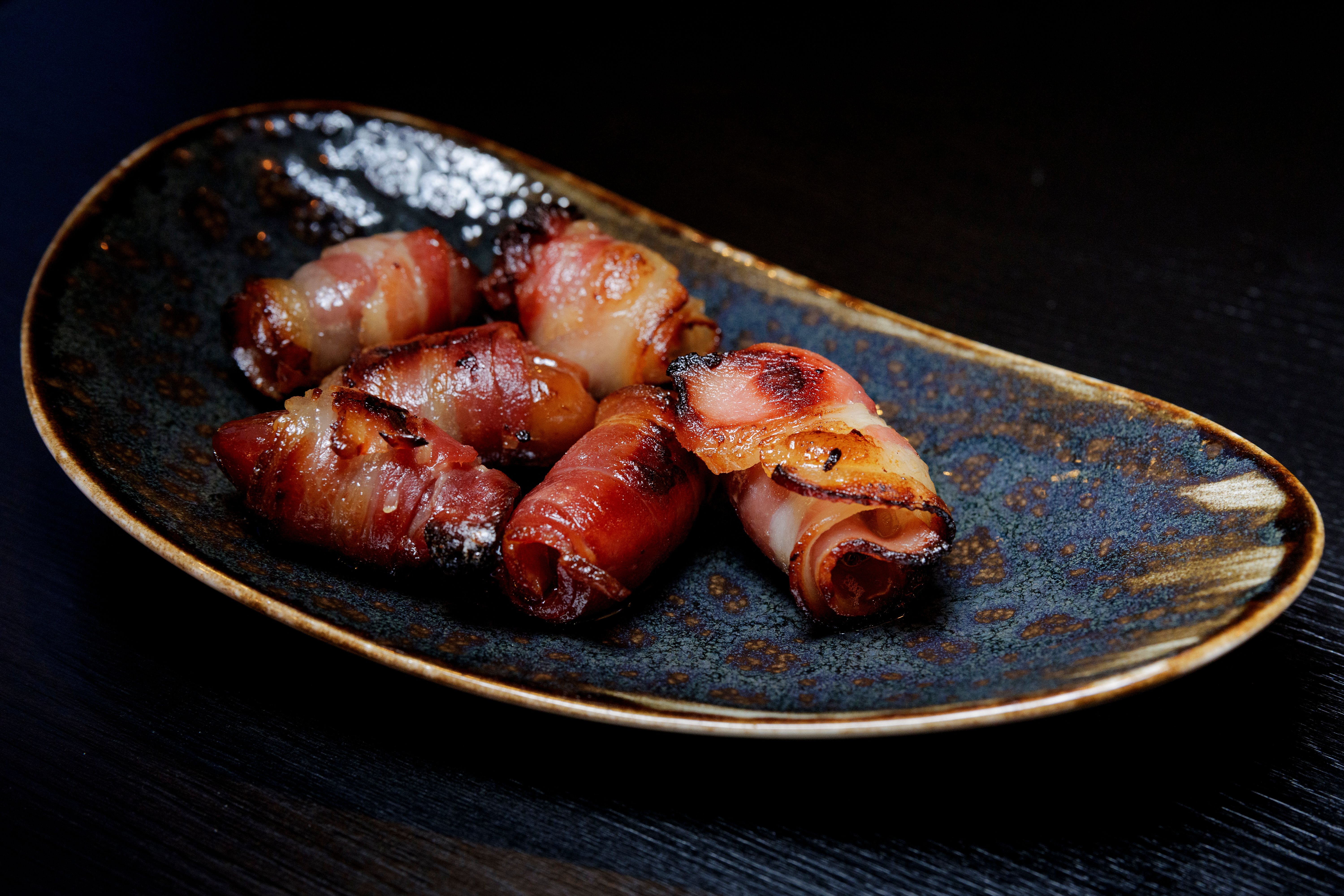 Sprø bacon og klissete, søte dadler. Det går ned.