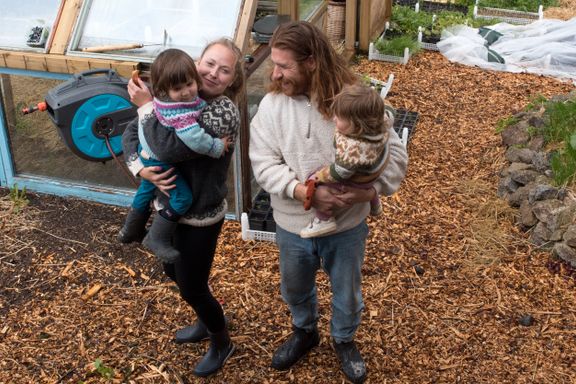 I hagen dyrker paret mat til lokalsamfunnet: – Vi bruker livet til å leve det eksempelet vi tror på