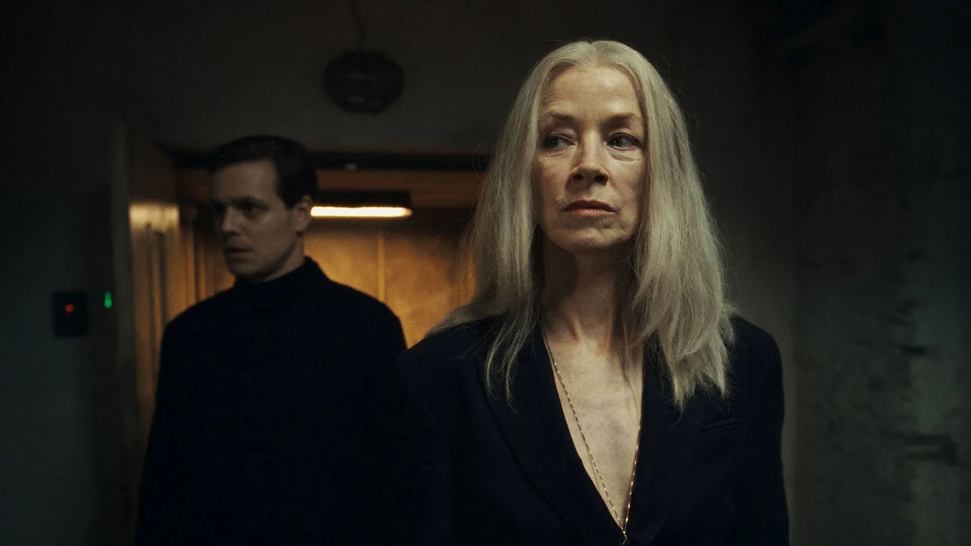 Vampyrene i «City of Blood» bruker mye tid på å stirre tomt ut i evighetens Berlin. Det er kanskje slik vampyrer bruker dagen sin, men det blir ikke veldig fengende drama av det.
