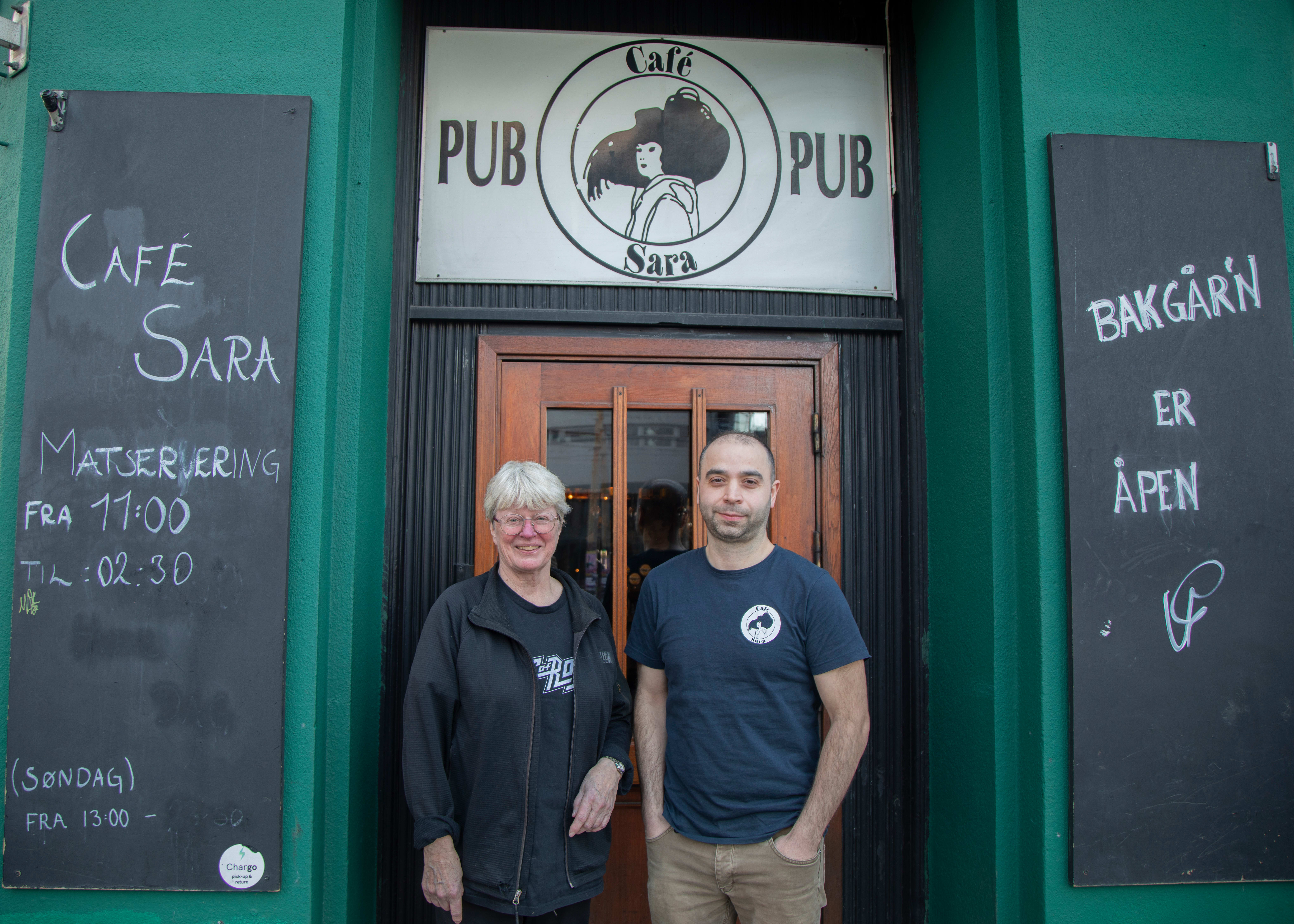  Flere forteller at de egentlig ikke hadde planlagt å komme, men beina deres førte dem hit likevel, sier innehaver Ismet Karakuyu. Her sammen med June Sørum.