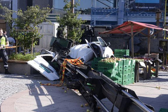 Kran veltet og knuste bil i Stavanger sentrum: - Utrolig at ingen ble skadet