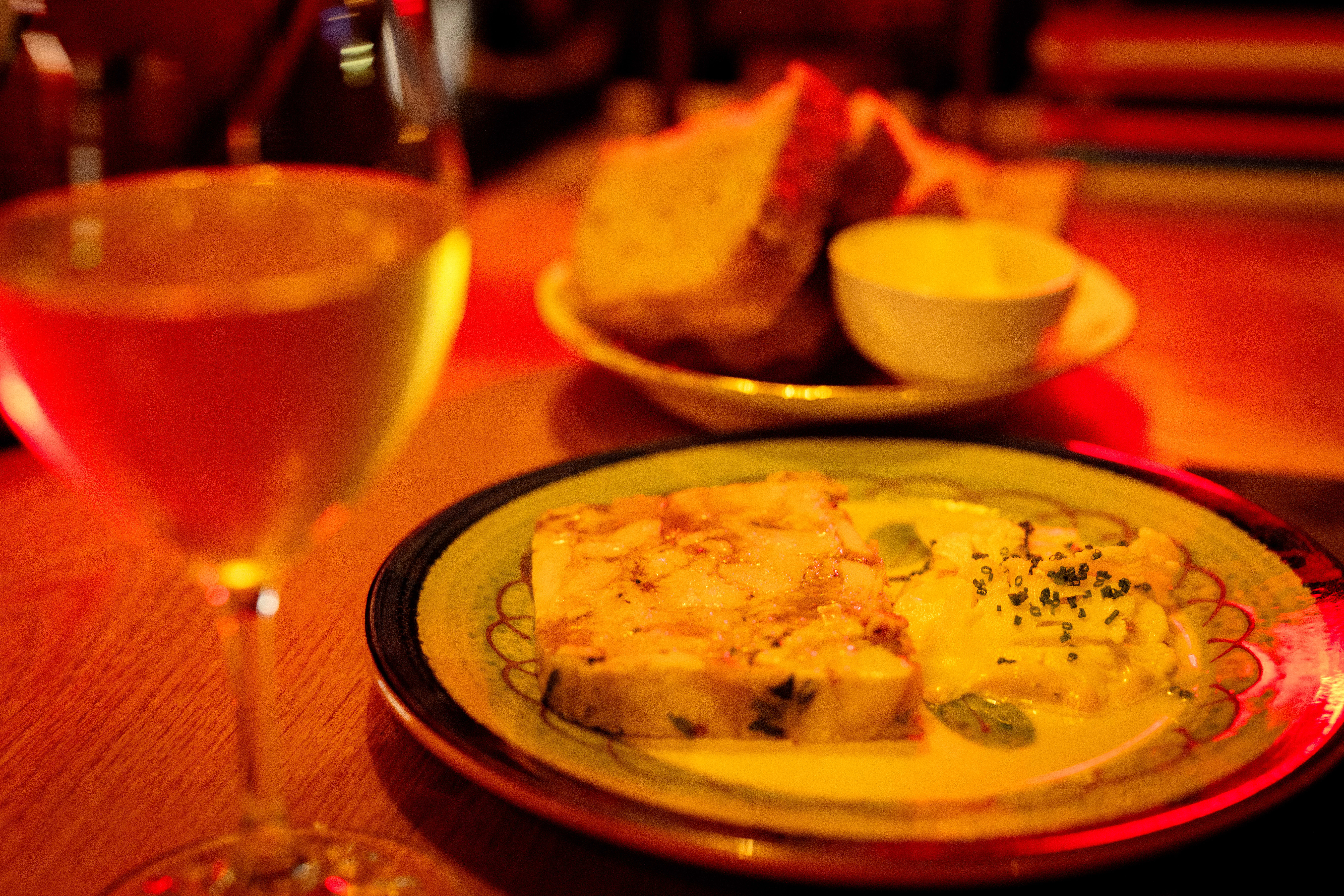 Deilig, smaksrik kylling terrine med karrisaus. 