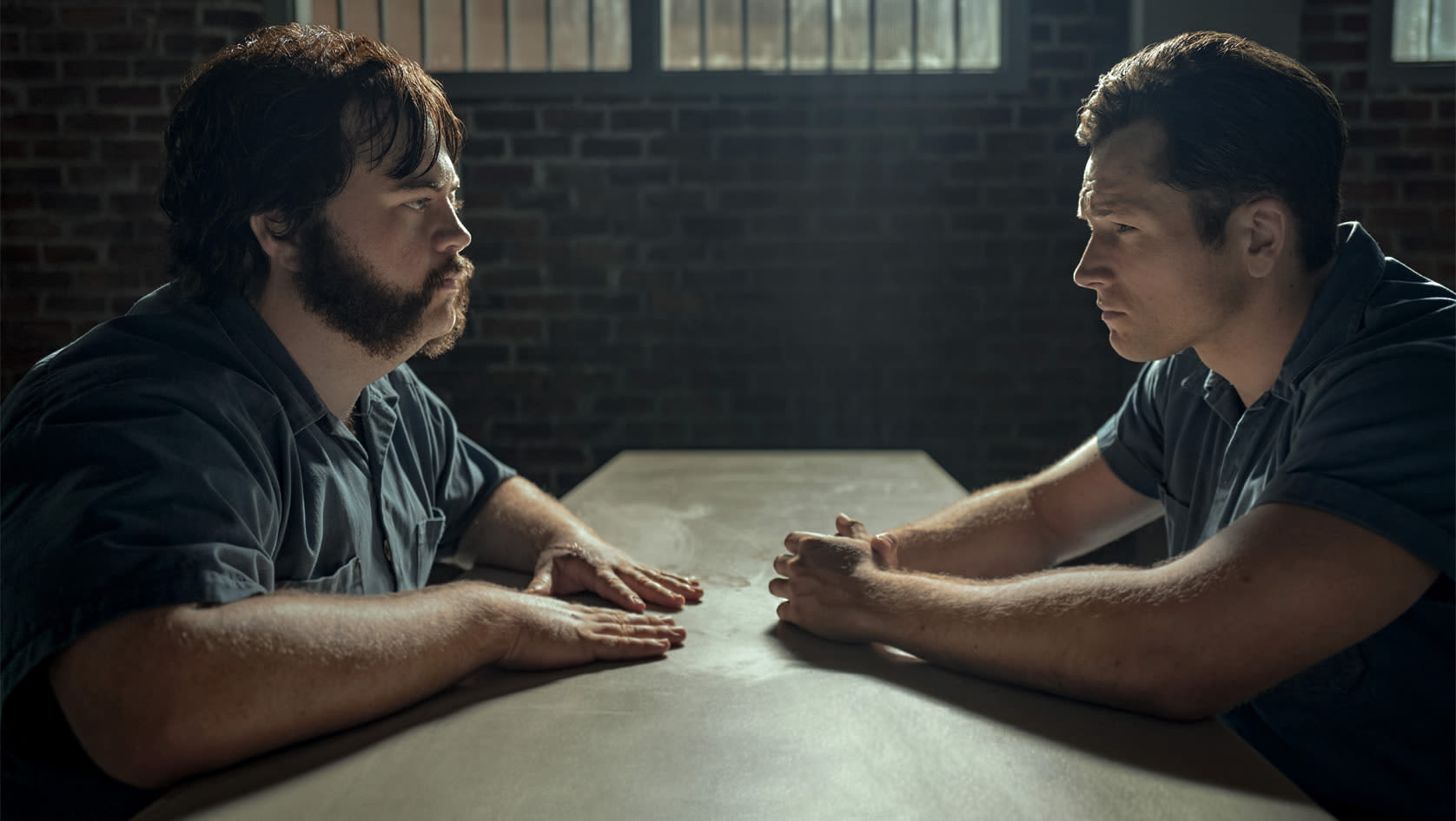 Paul Walter Hauser og Taron Egerton er Larry Hall og James Keen i «Black bird». Keen skal overbevise Hall om å tilstå et grotesk mord. 