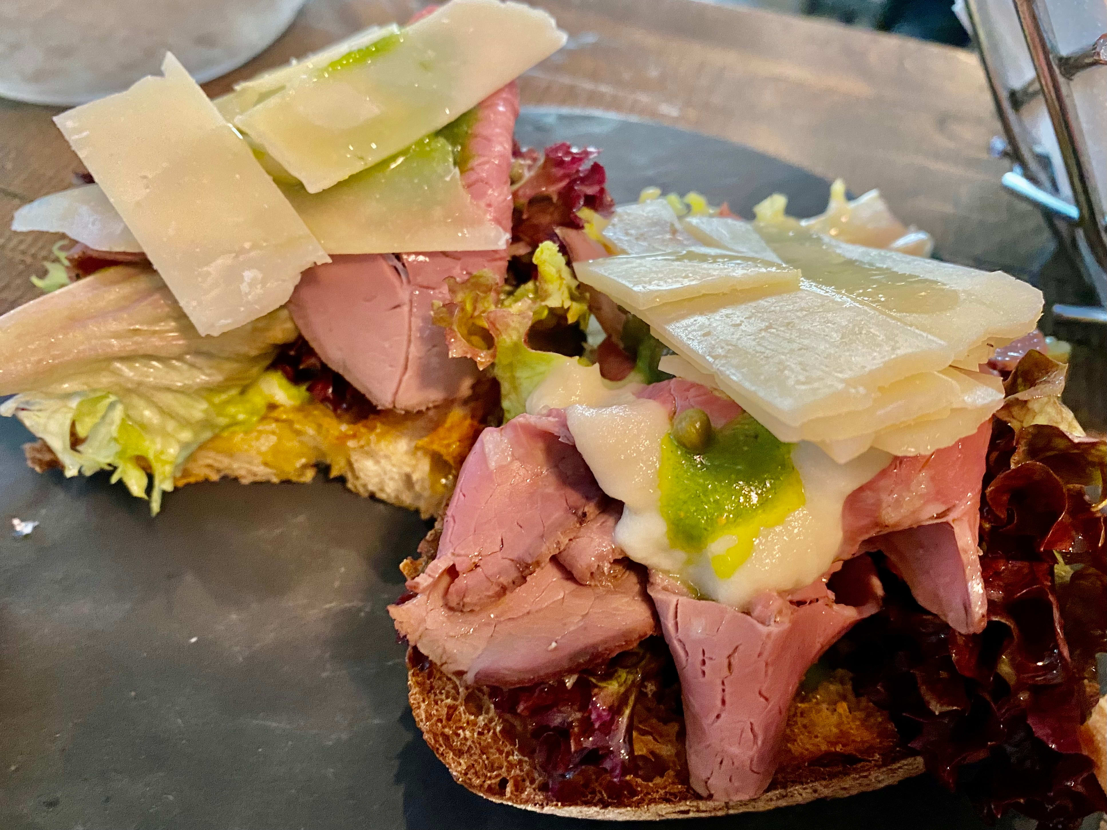 Deilig forrett med kalvekjøtt og pecorino. 