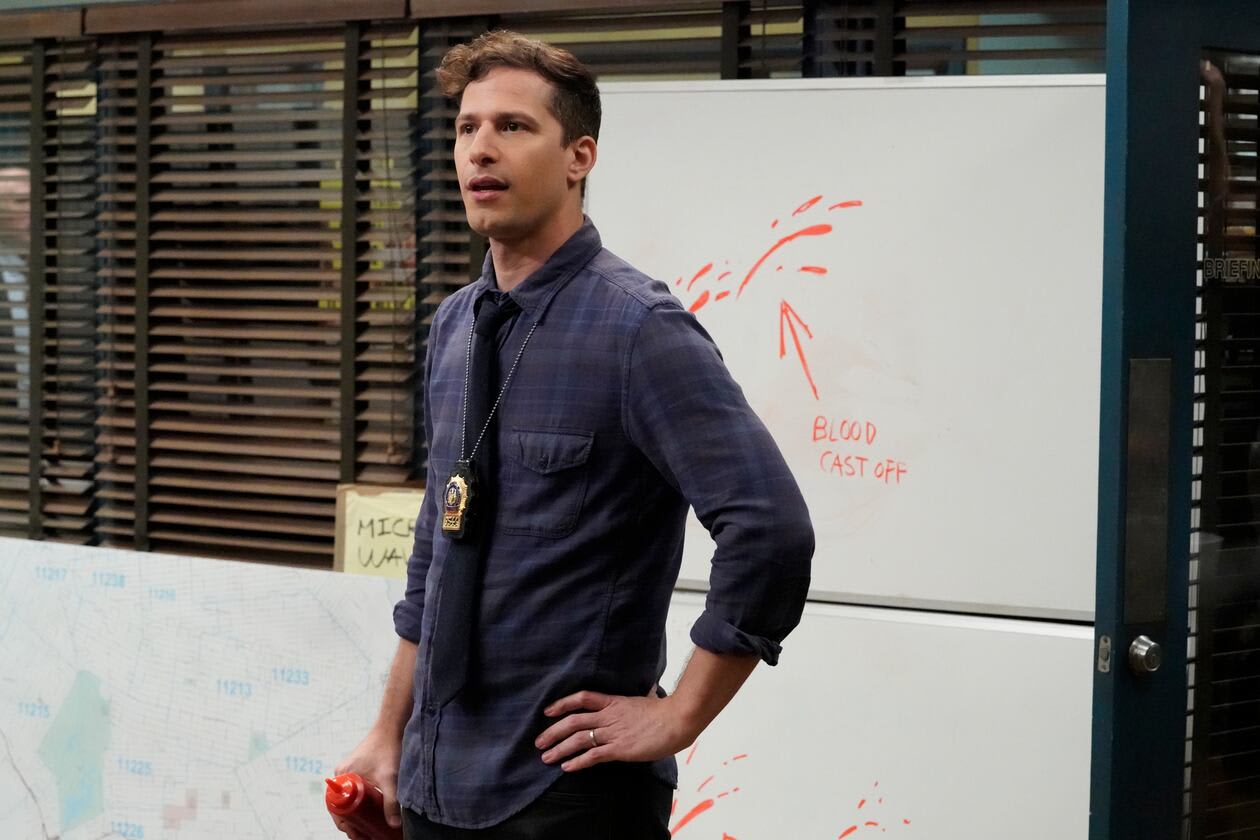 Jake Peralta (Andy Samberg) snakker om blodsprut.
