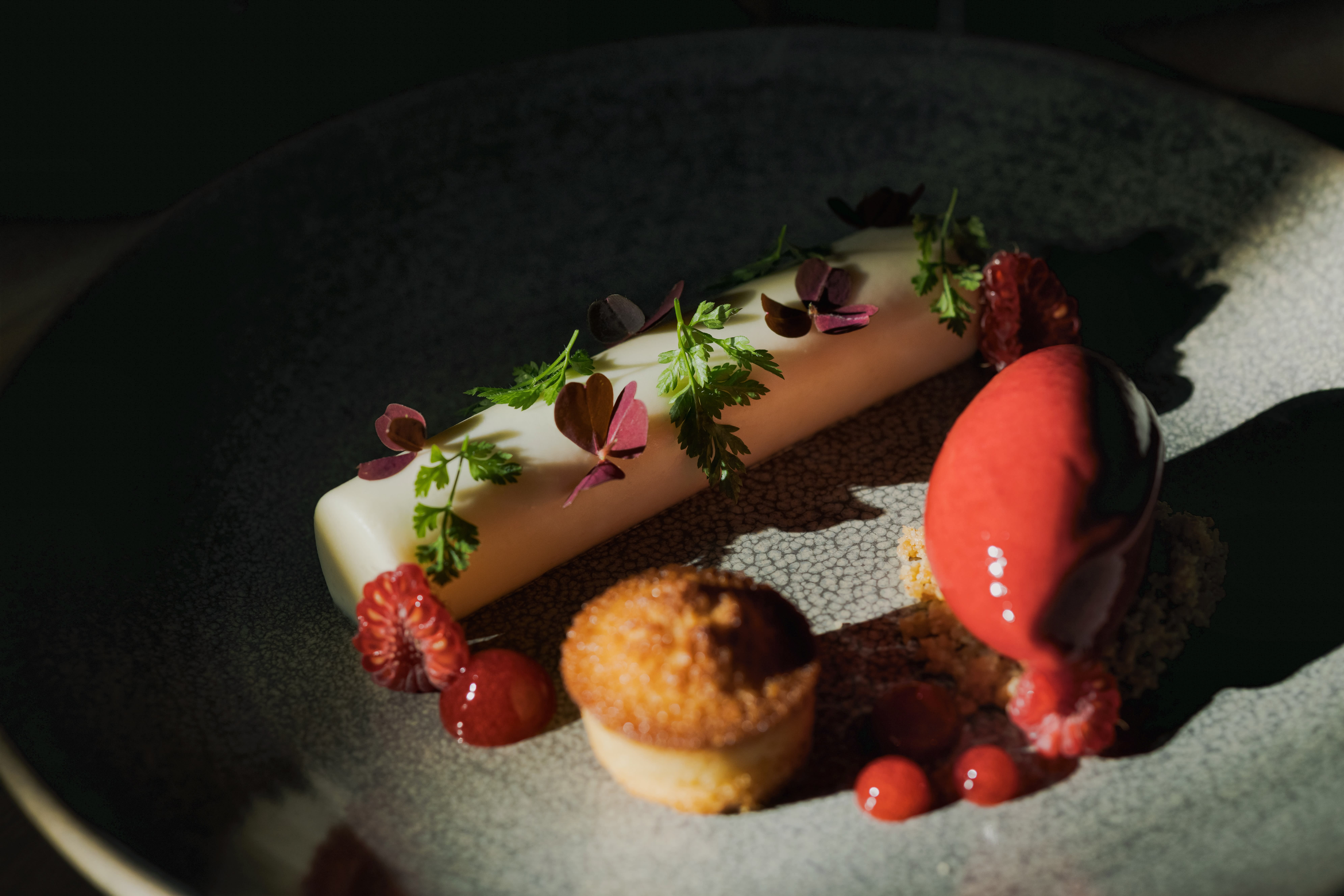 Nyrmousse med bringebærsorbet. 