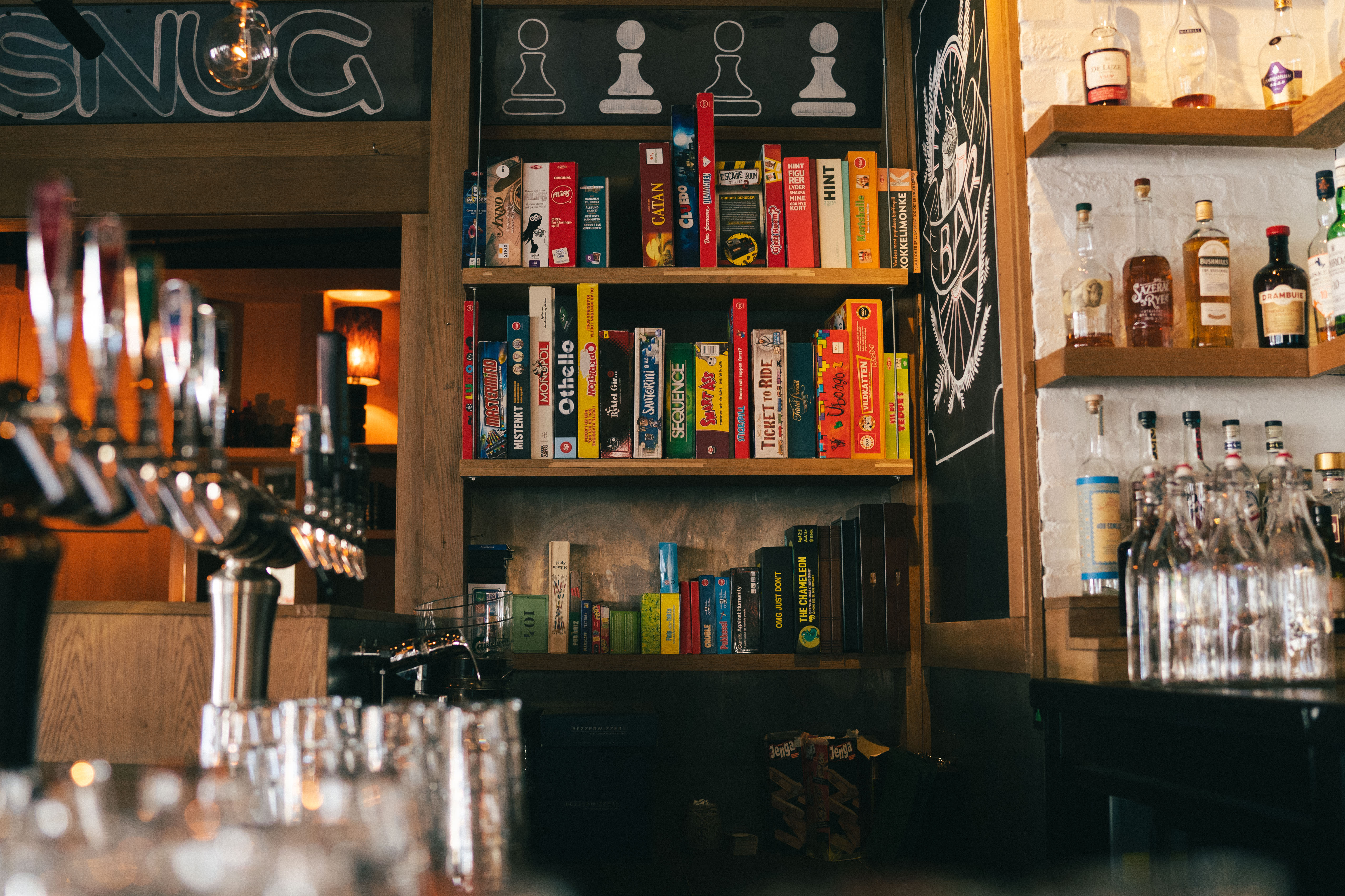 På disse barene kan du le, konkurrere og krangle over brettspill