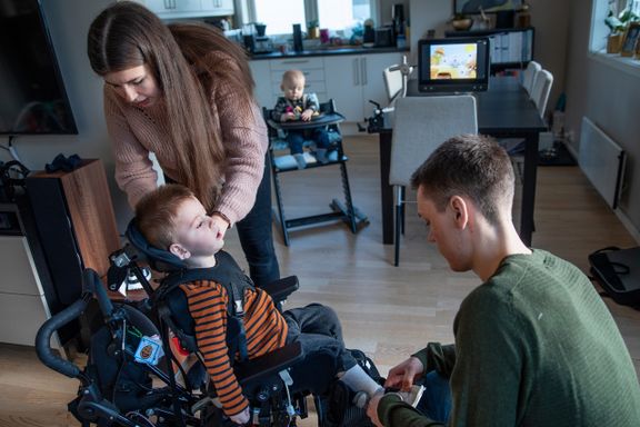 Jonathan ble sterkt funksjonshemmet ved fødselen. Nå har han fått utbetalt et av Norges største erstatningsbeløp noensinne. 