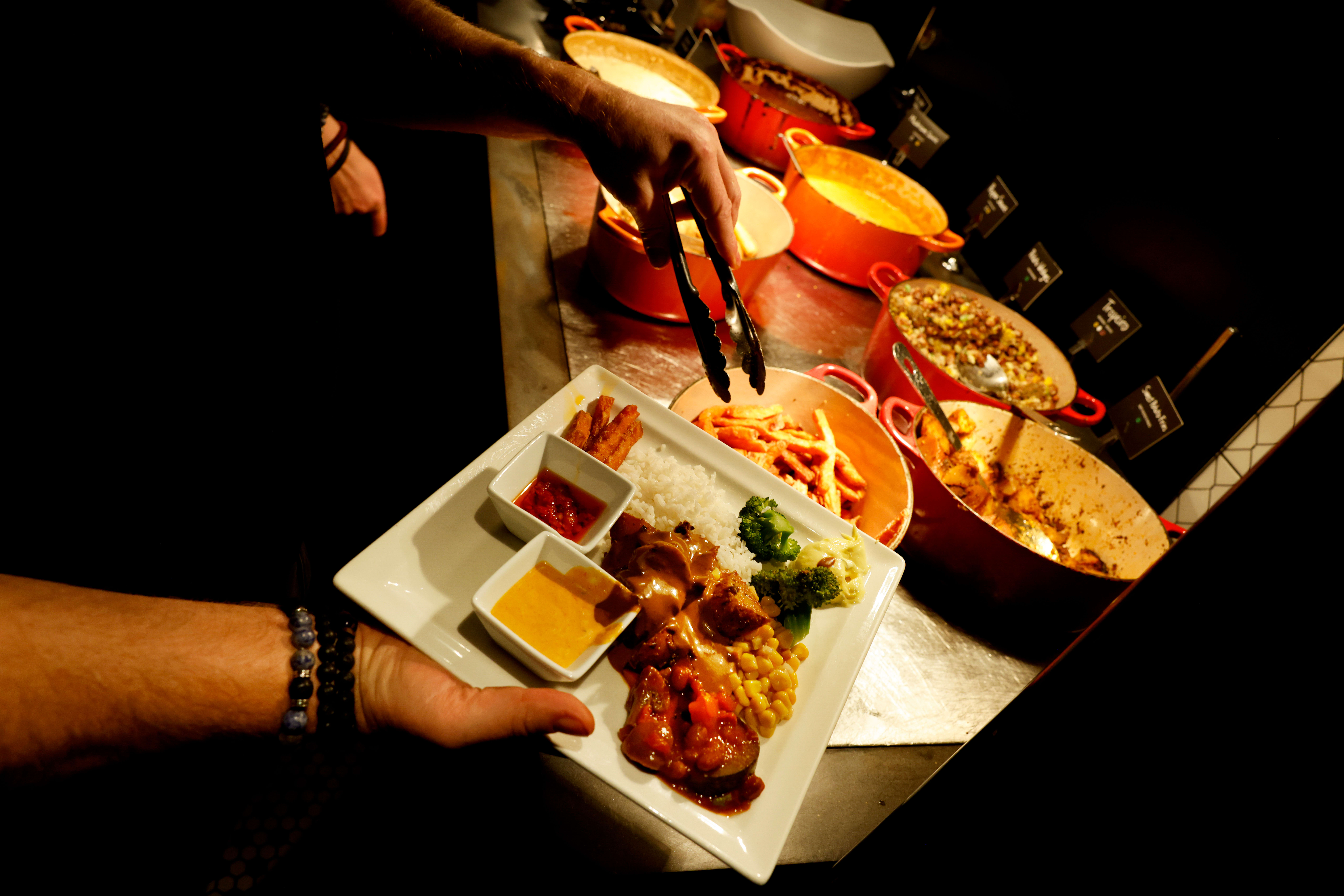 En gjest forsyner seg i buffeten. På min tallerken ble det langt mer «mølje» enn som så. 