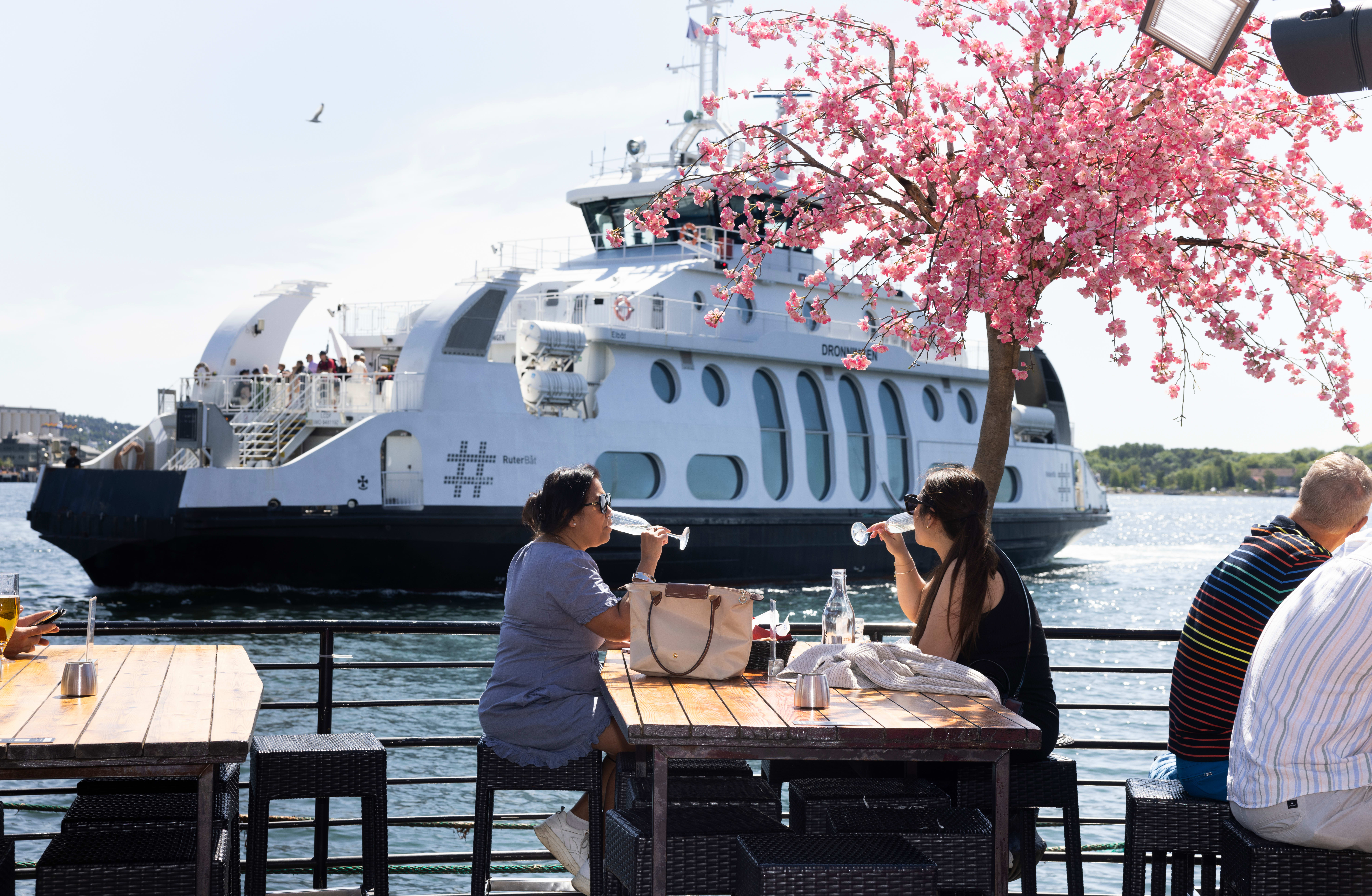 Båtene går stille forbi. 