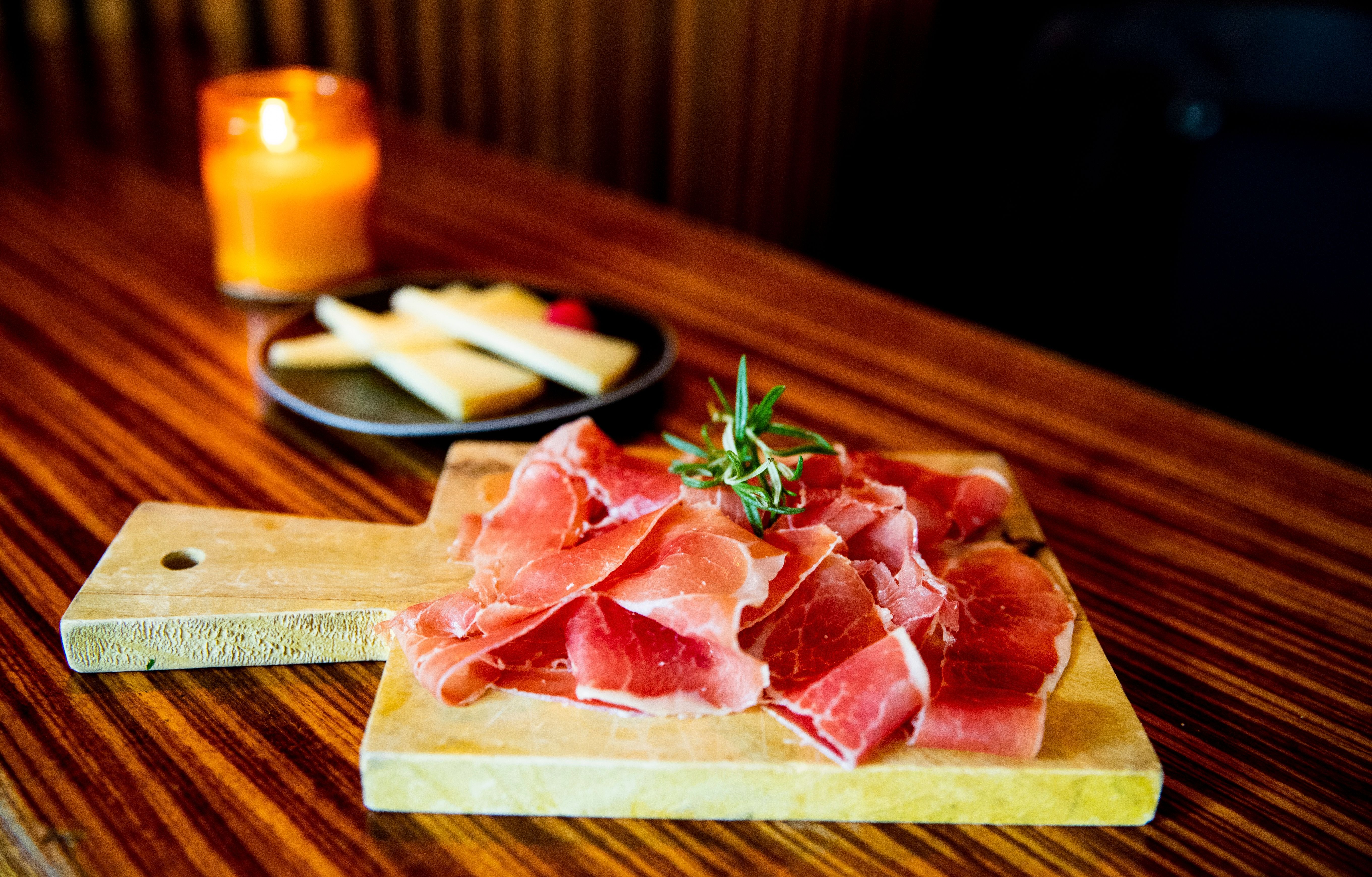 Nyskåret serranoskinke og manchego. 