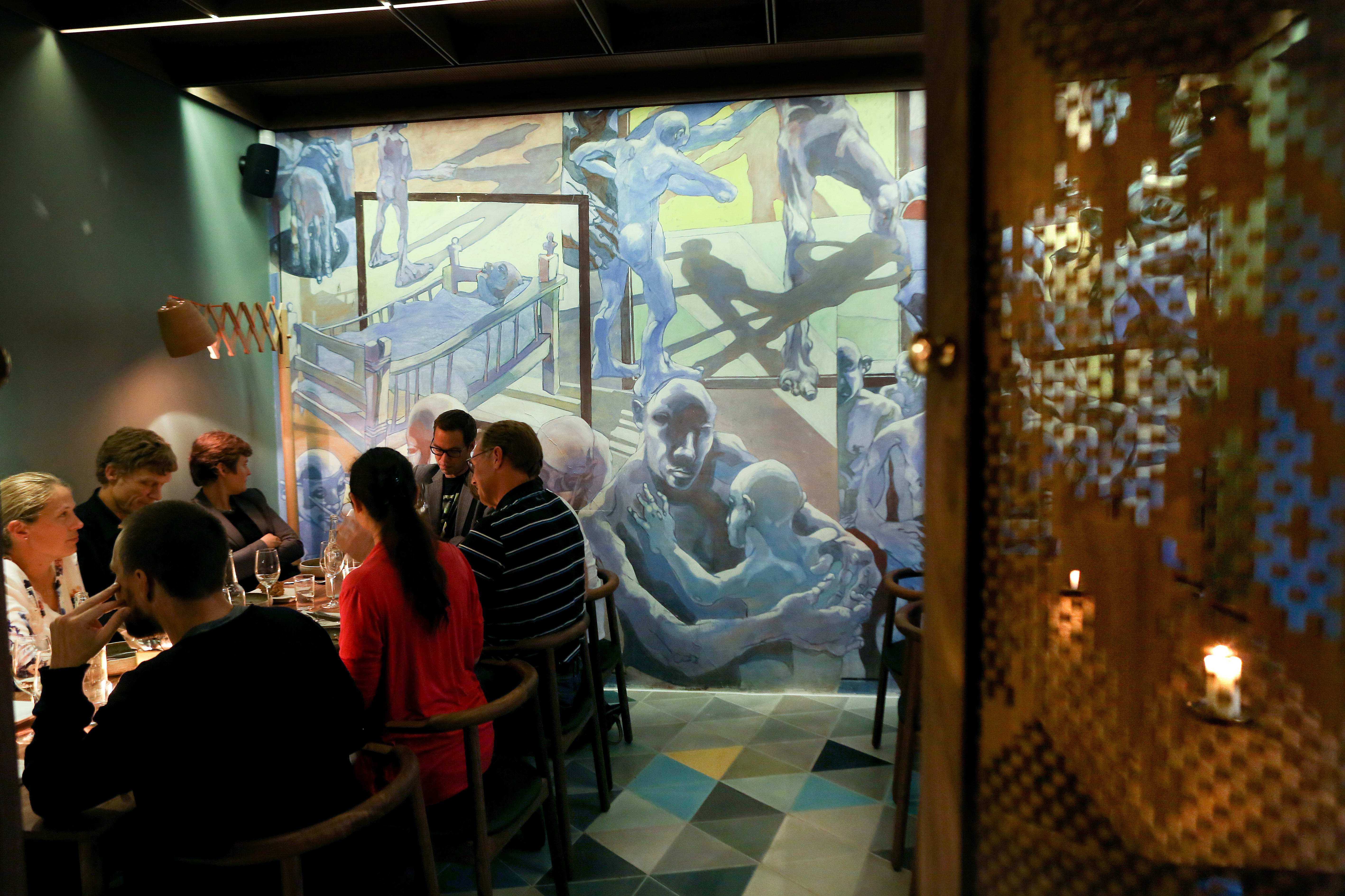 Benjamin Bergmanns bilder pryder fortsatt den ene veggen. 