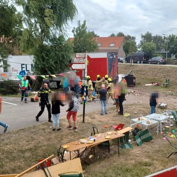 Seks personer døde da lastebil kjørte inn i nabolagsfest