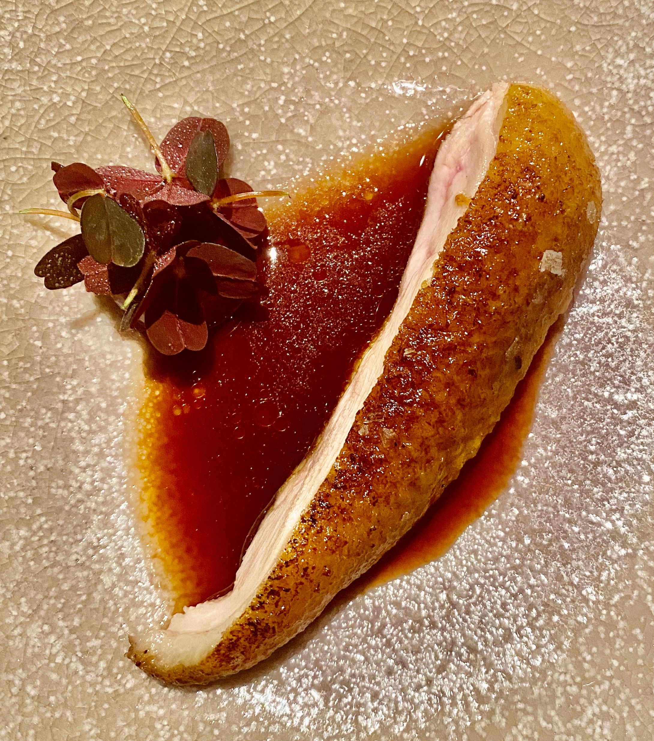 Andebryst med heggebærsaus smaker vidunderlig. 