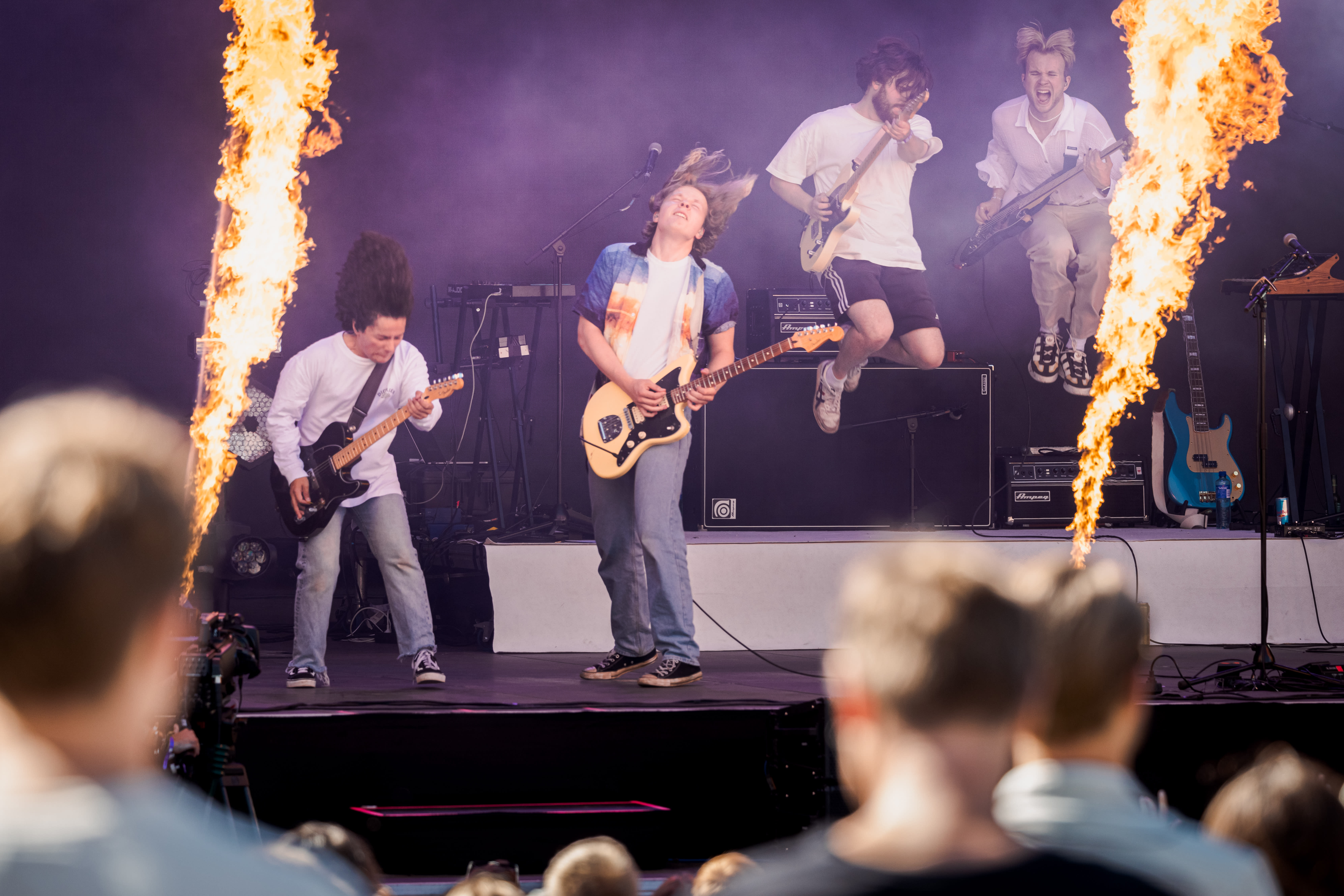 Gutta i bandet «brenn.» slår fast at det er kult å gå i merch. Selv er de ivrige brukere: – Det øker min kulturelle kapital, sier vokalist Edvard Smith Save med et glimt i øyet. 