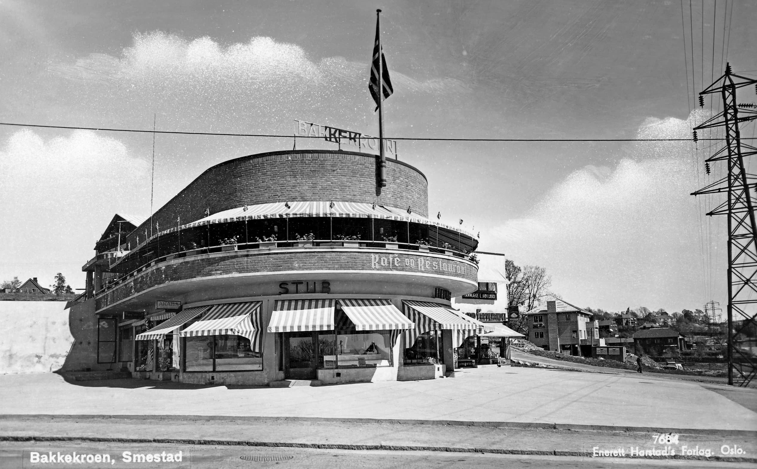 Bakkekroen avbildet i 1934. Nå er det opprinnelig skiltet tilbake. 