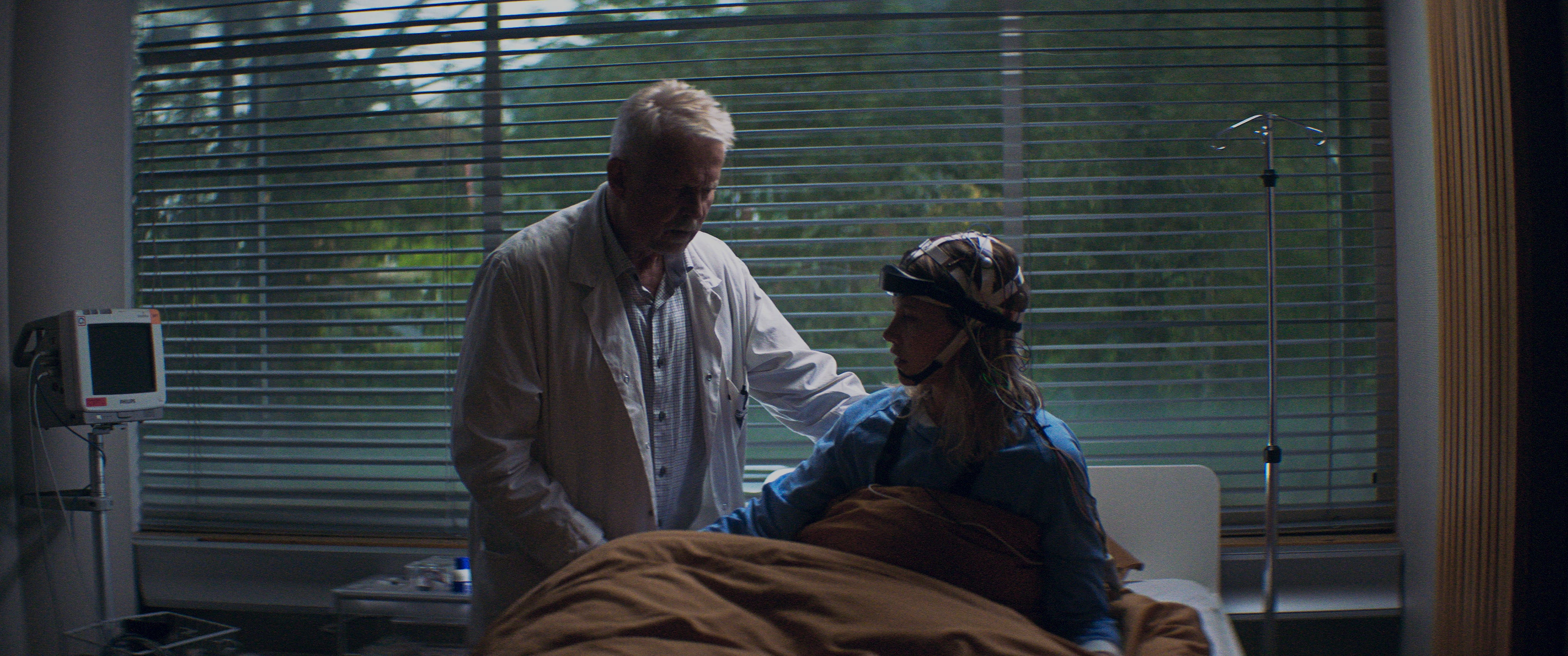 Dennis Storhøi spiller lege med egen søvnklinikk. 