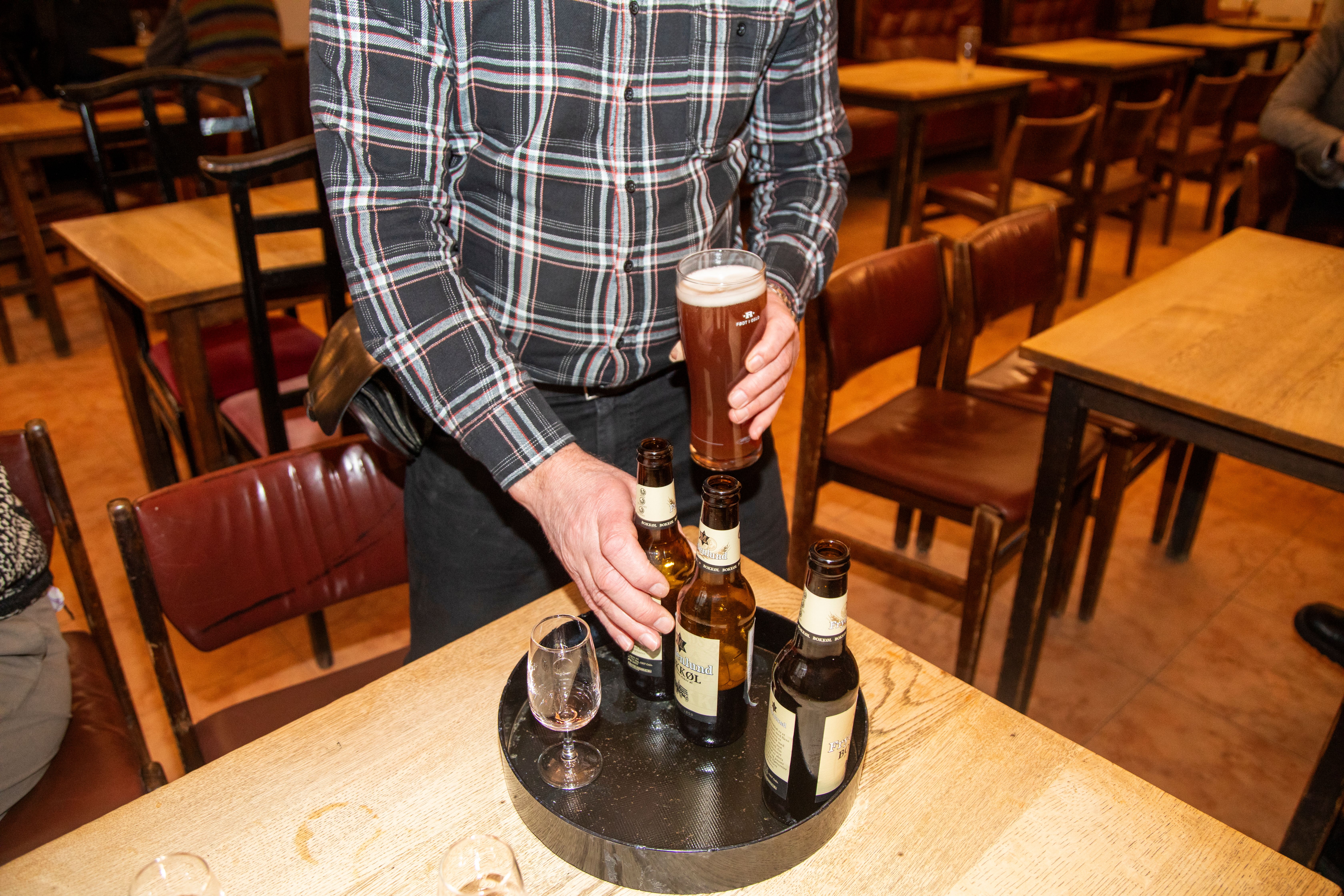 Stojan Lucic serverer en Grønn genser, slik han sist gjorde det i 1998.