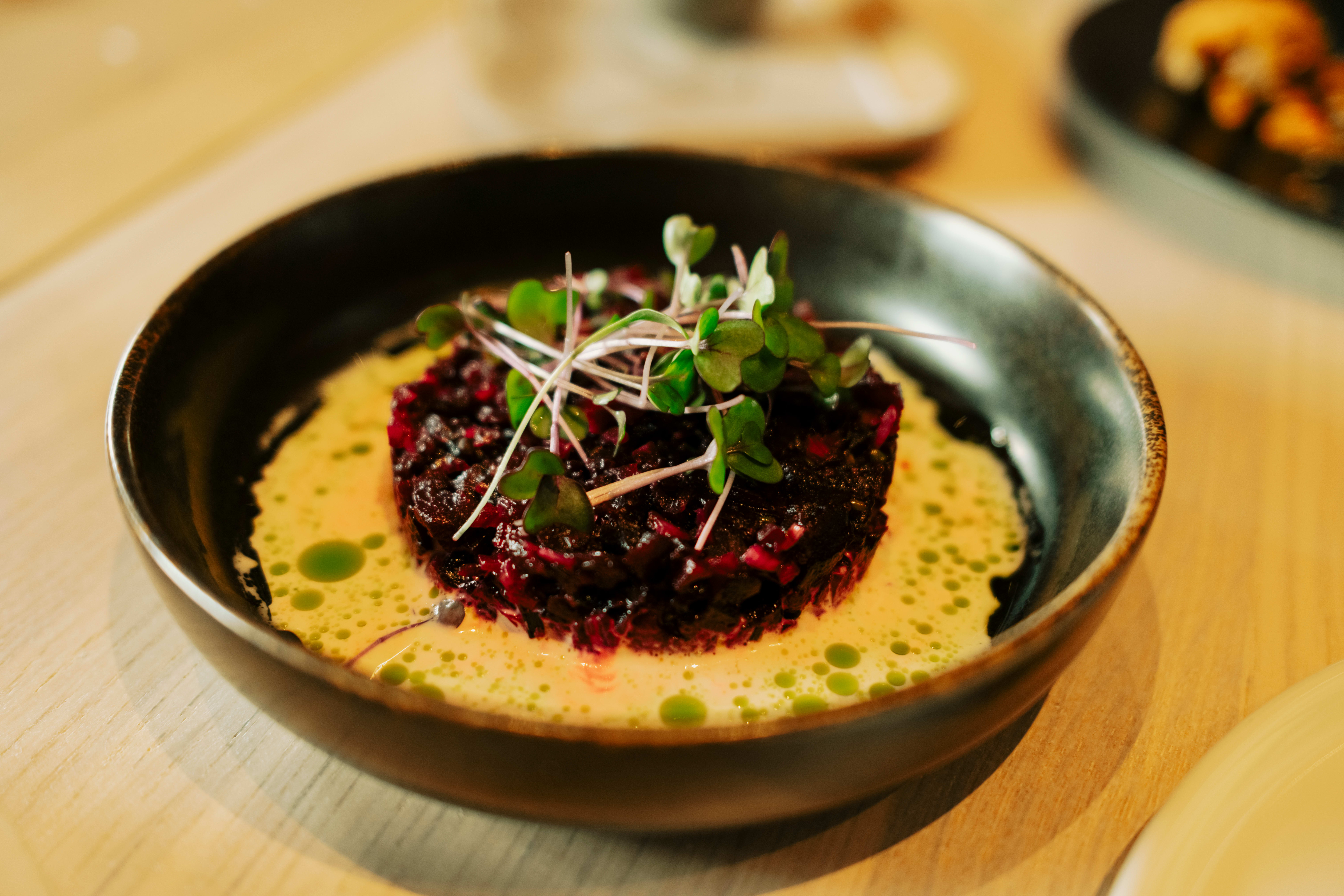 Røbetetartar med røkt fløte.