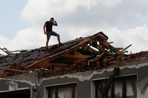 Flyvende hunder og biler. Ødelagte tak og knuste hus. Tornado-historiene fra Tsjekkia er sterke. 