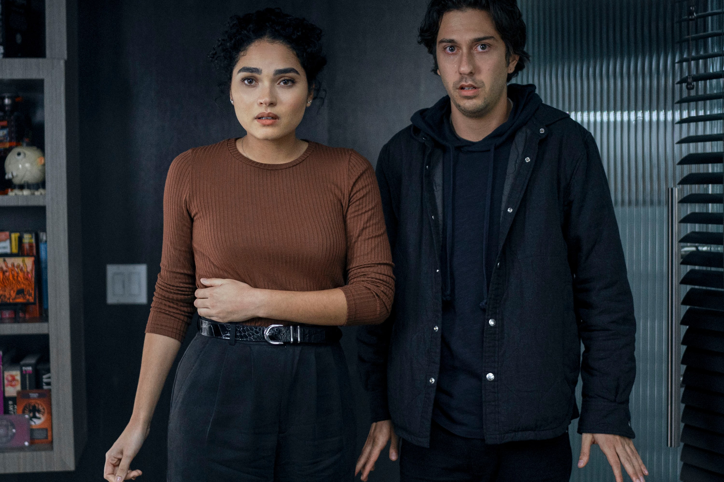 Brittany O'Grady og Nat Wolff spiller Elaine og Craig i «The Consultant». De er flate pappfigurer som ikke gir serien noe spenning.