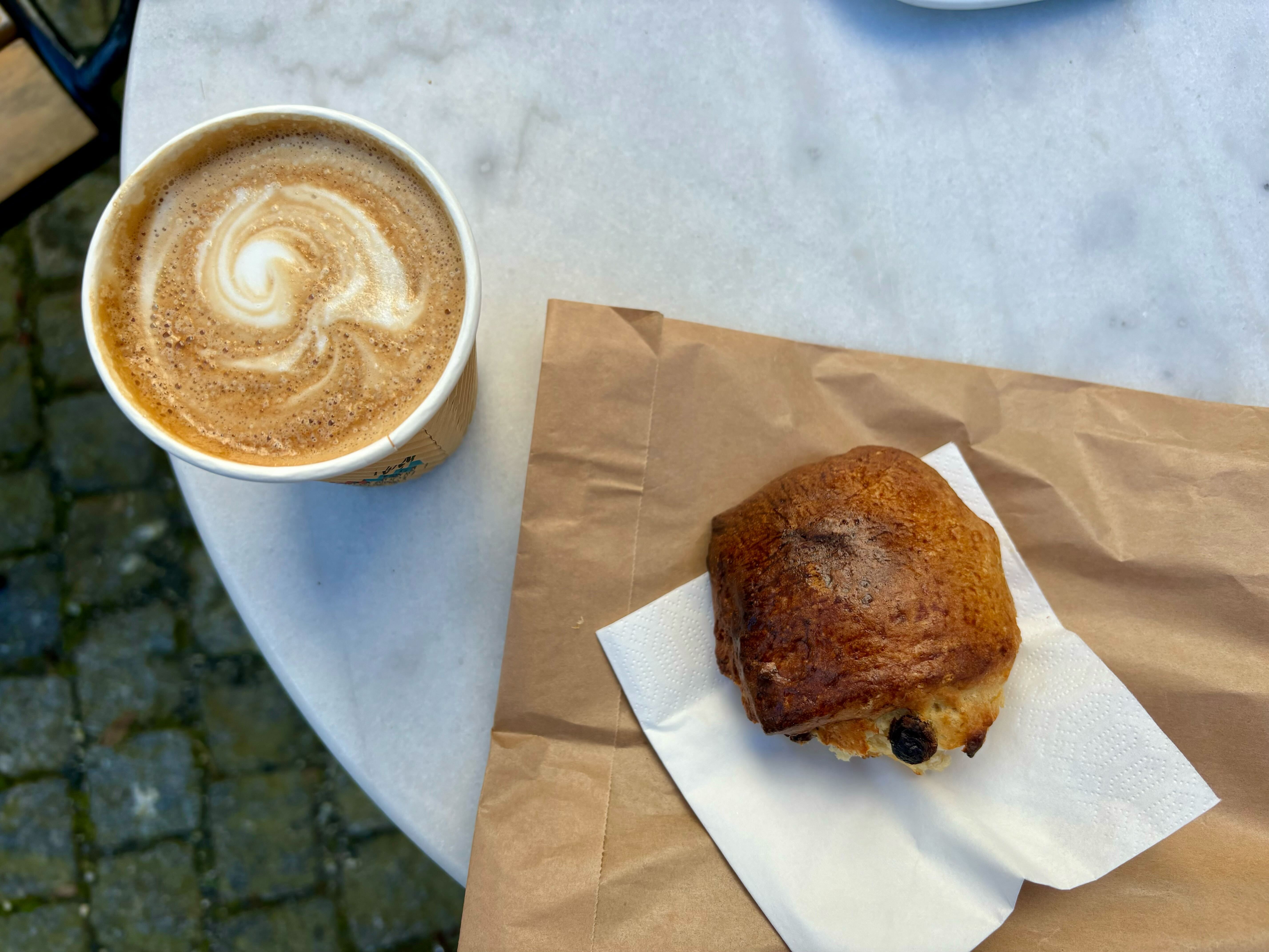 Nydelig kaffe og saftig scone hos Blom kaffebar. 