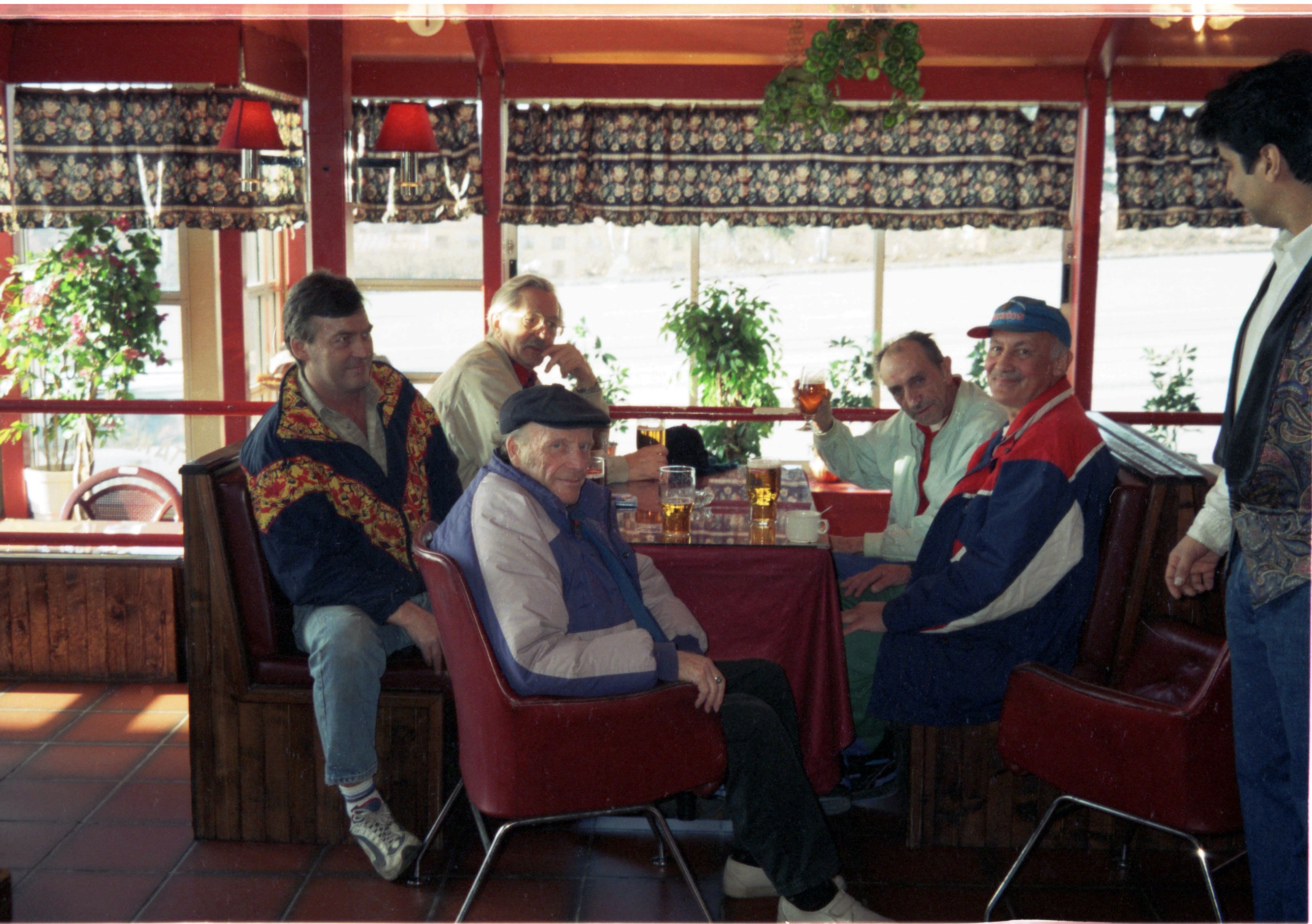 Arkivfoto av «gamlegutta» på Rendevouz på Sinsen anno 2002. 