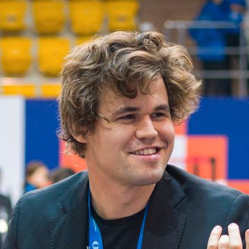 Carlsen leder hurtigsjakk-VM alene før siste dag: – Litt stressende