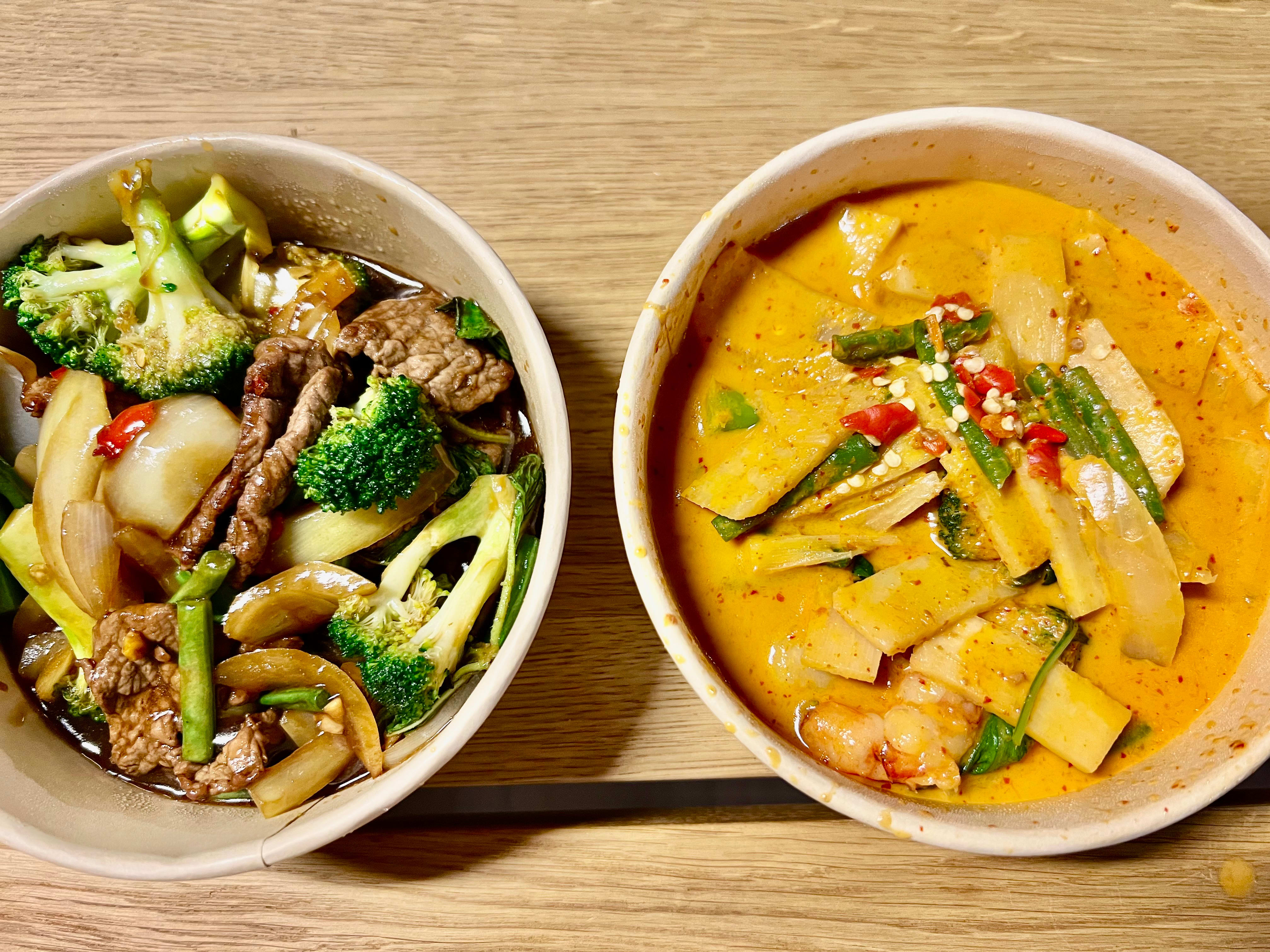 Wok med entrecôte til venstre og rød curry med scampi til høyre.