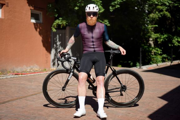 Har du hårete legger, bryter du reglene. Jonas Strømberg har fulgt «sykkelbibelen» i 15 år.
