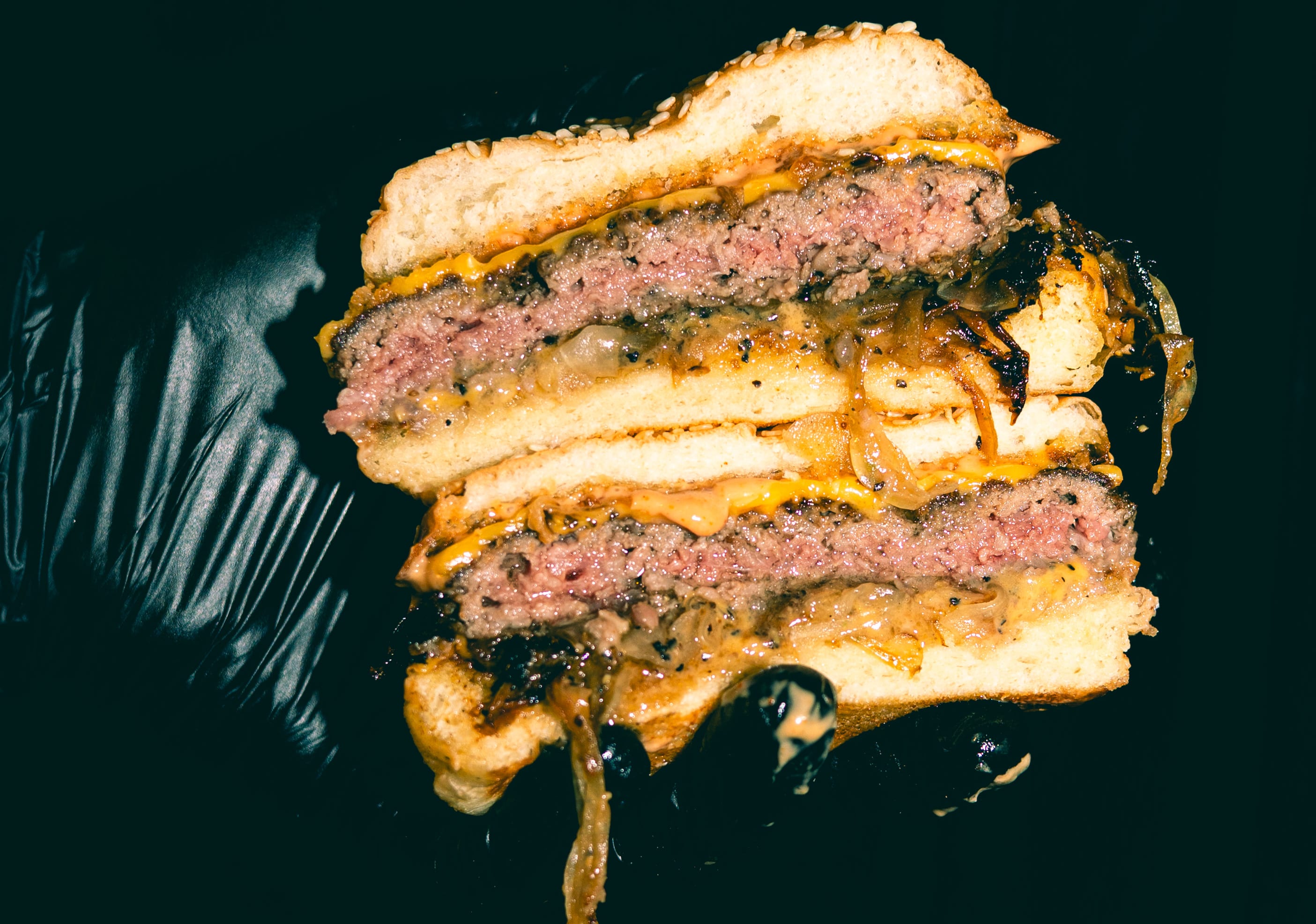 Oslohama er en smashburger med to osteskiver, stekt løk og husets hjemmelagde saus.