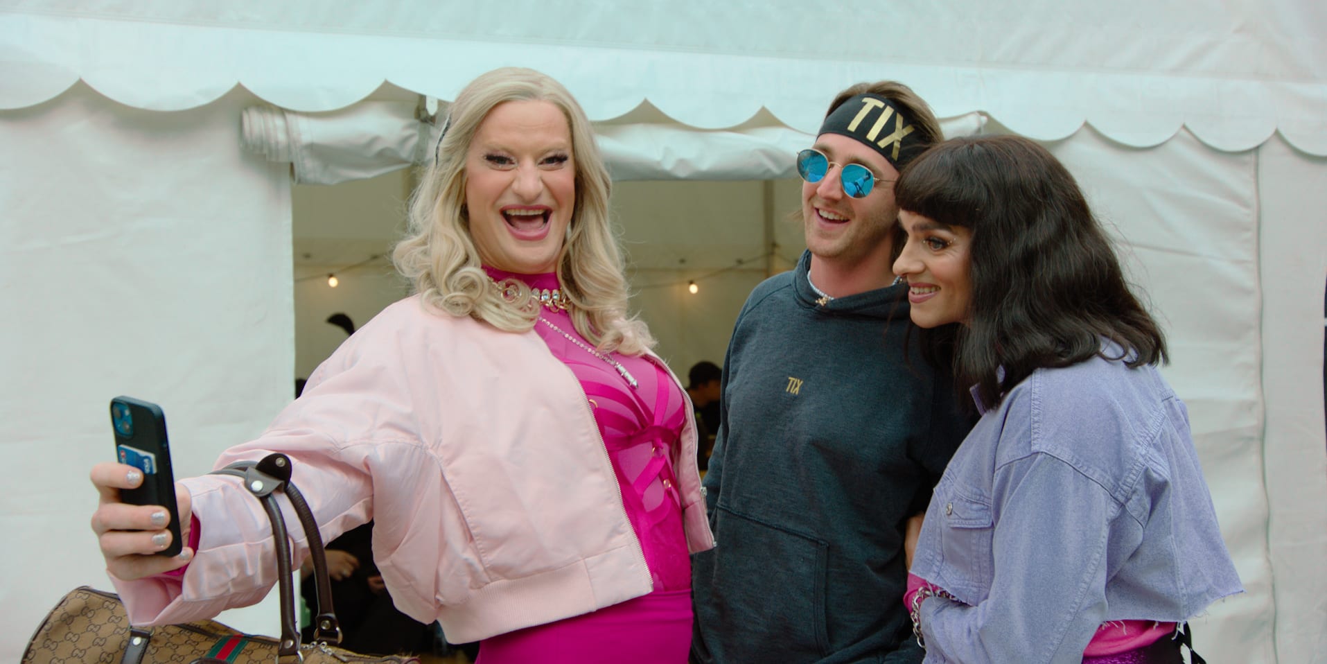  Tix er en av flere artister som stiller opp under eget artistnavn i filmen.