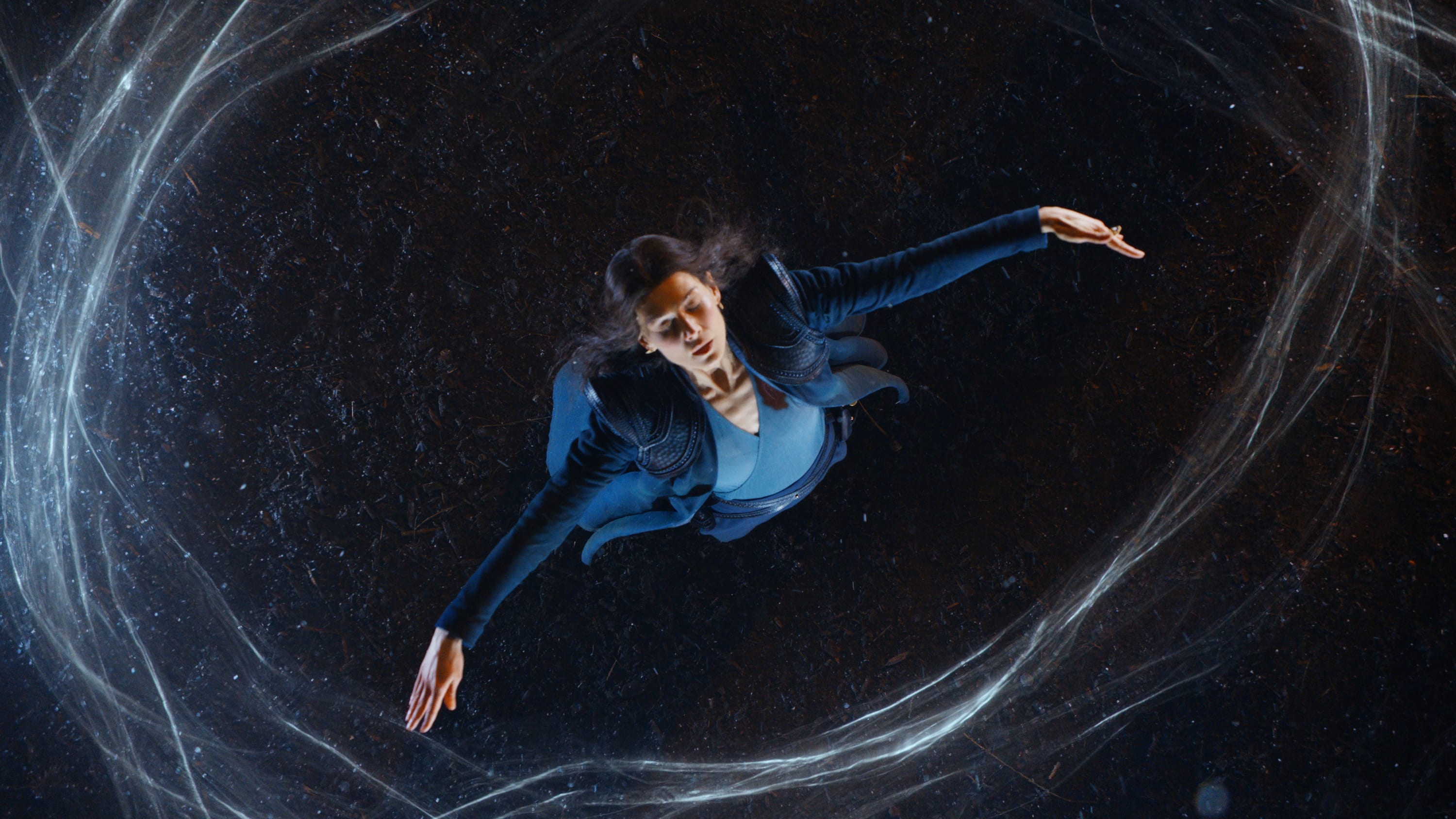  Rosamund Pike er seriens bærende kraft. Hun er fantastisk som Moiraine Damodred.