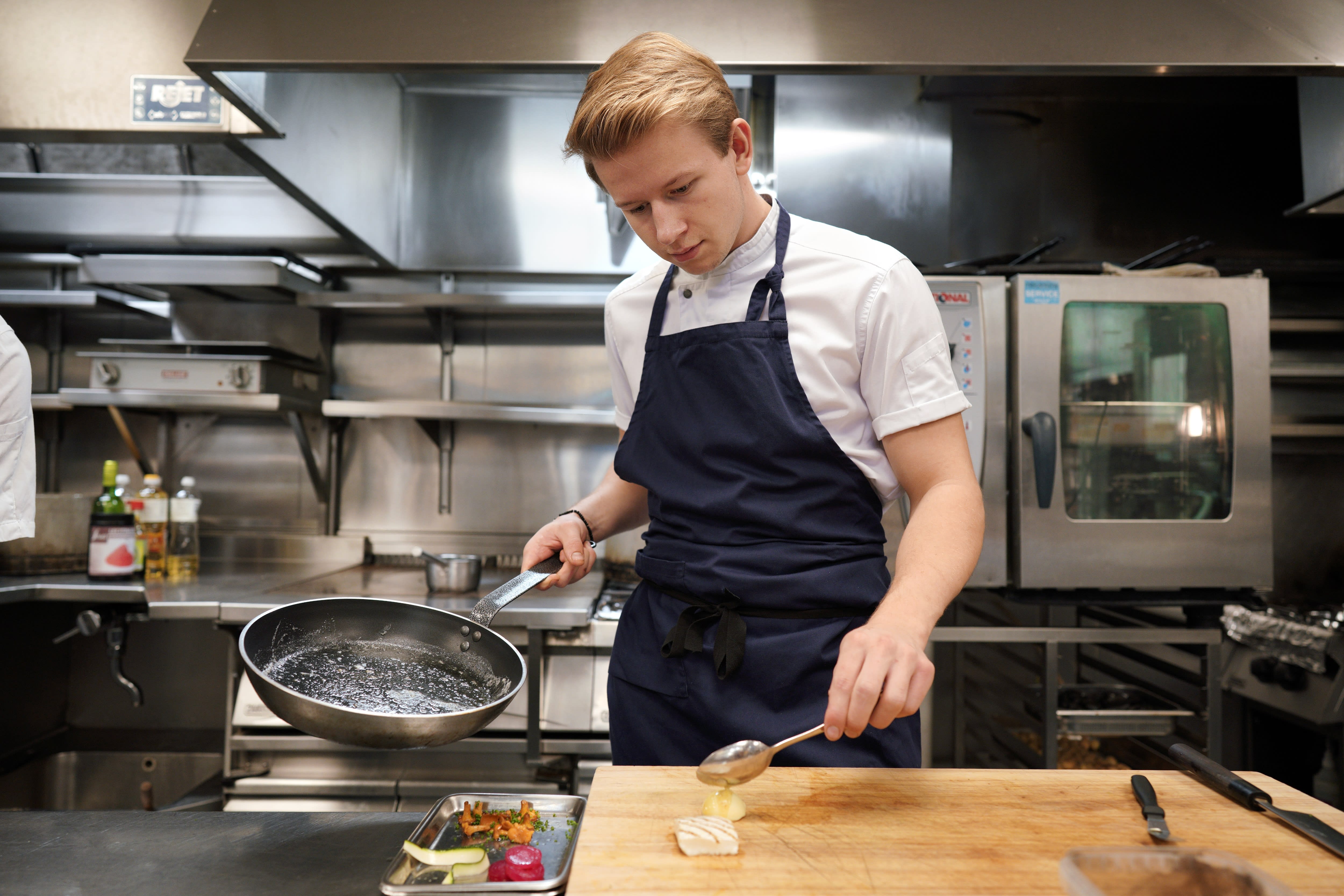 Kokkene forbereder hver rett med omhu. Den merkes på resultatet.