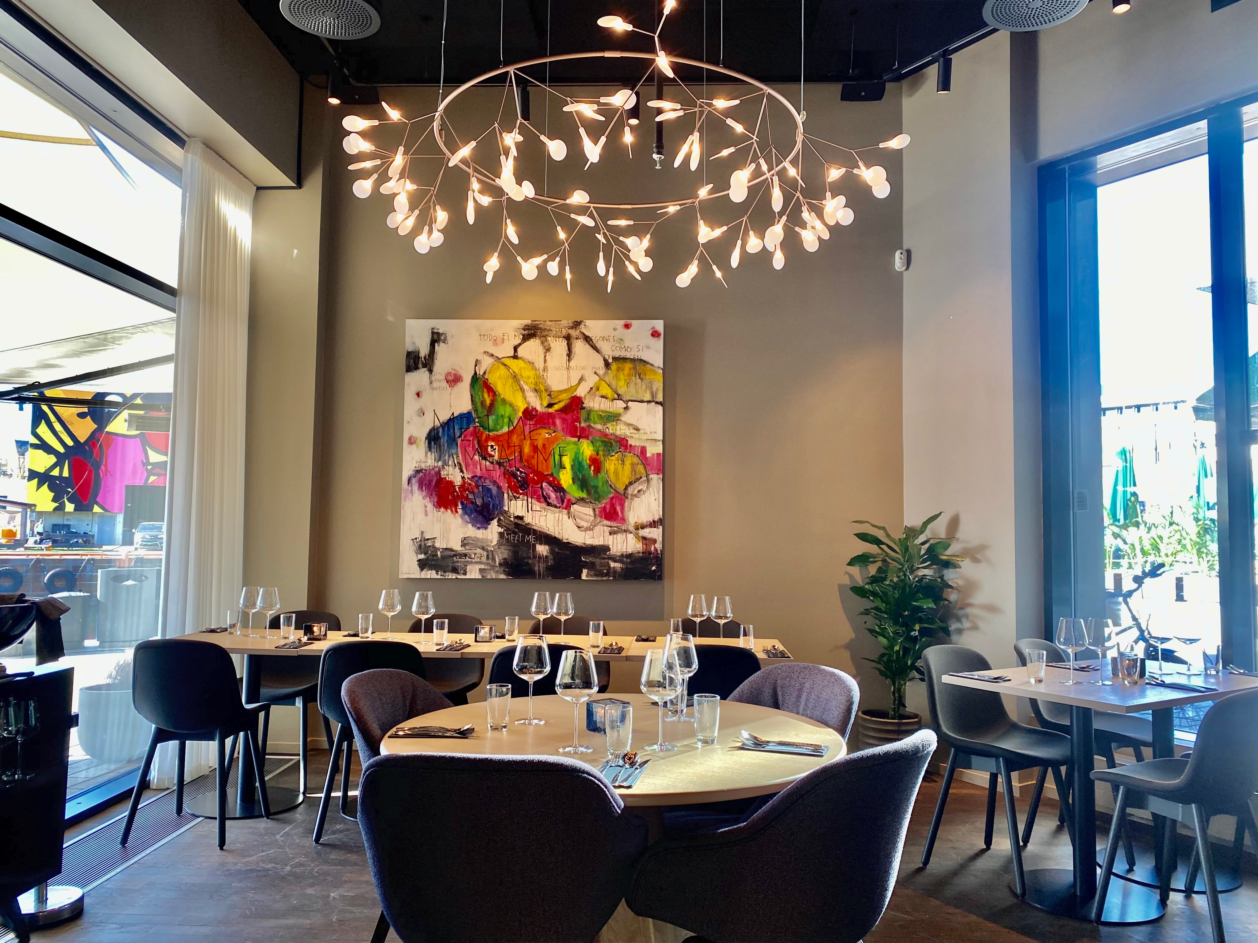 Fargerikt lokale med mye god mat. 