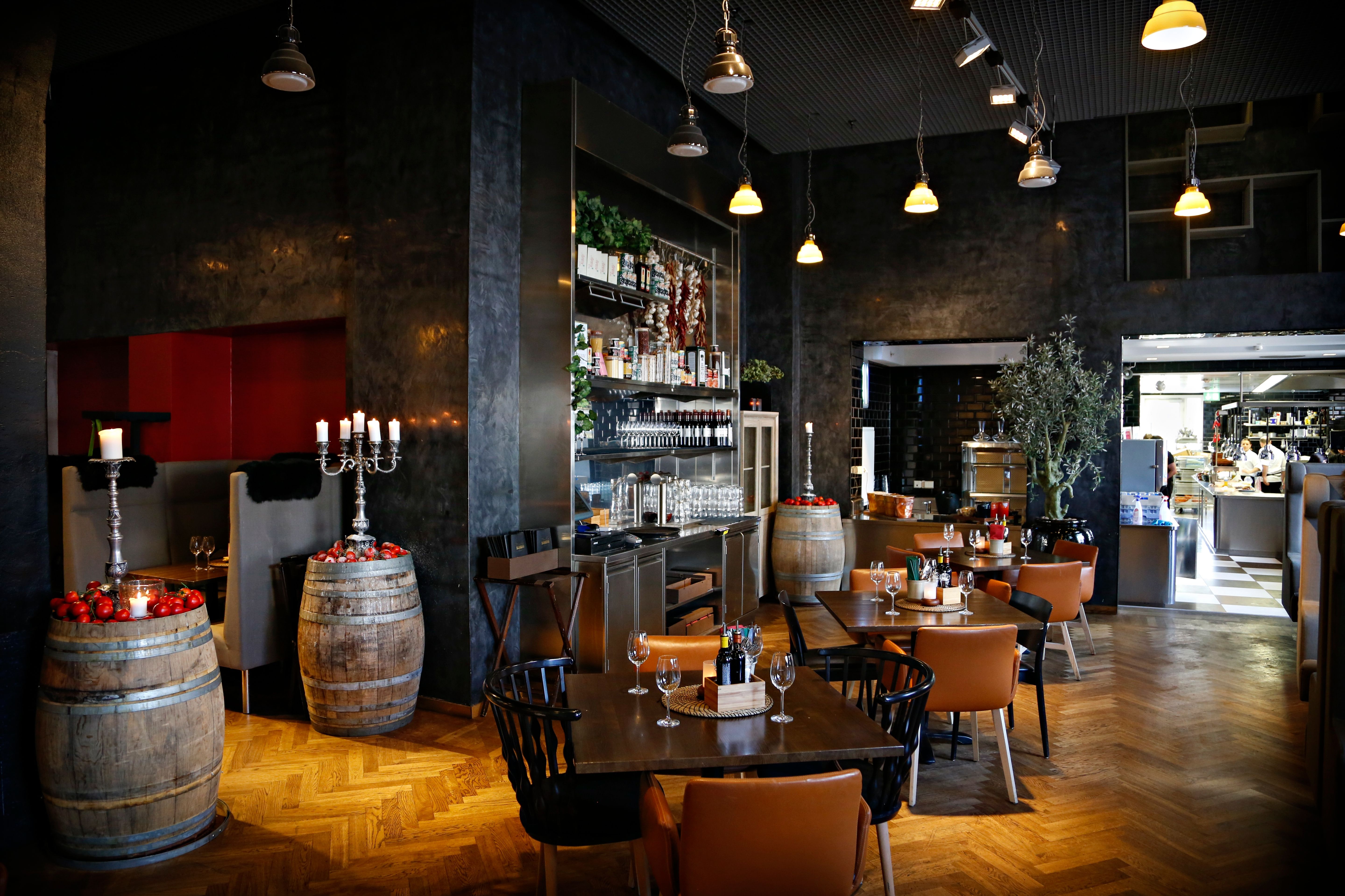 Det er hyggeligere inne i restauranten enn ute i Østbanehallen. 