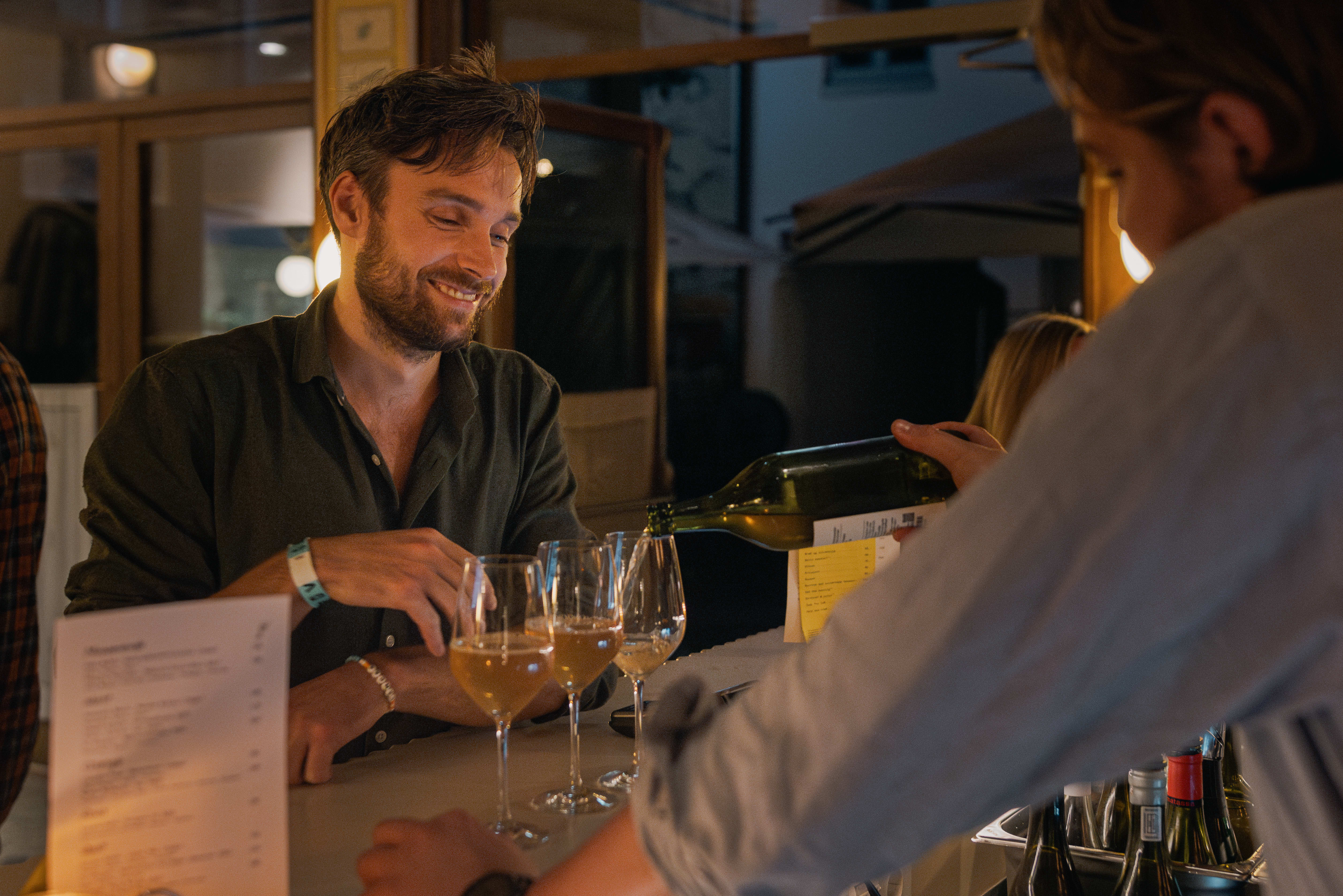 Mikal Jacob Hole (32) og kompisene er stadig på Becco for dansing, vin og prating.