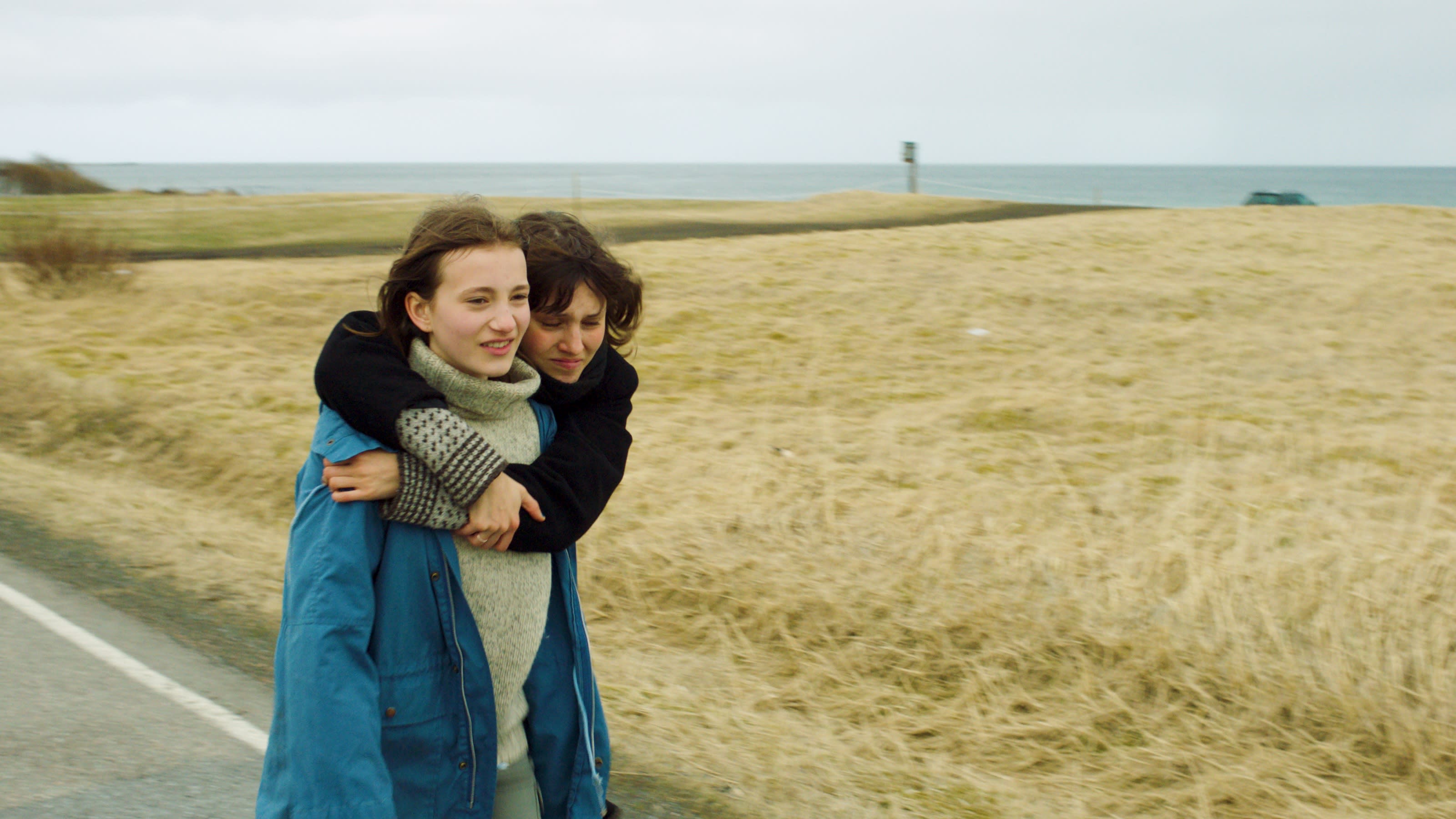 Eira (Keira LaHart) og Vera (Ruby Dagnall).