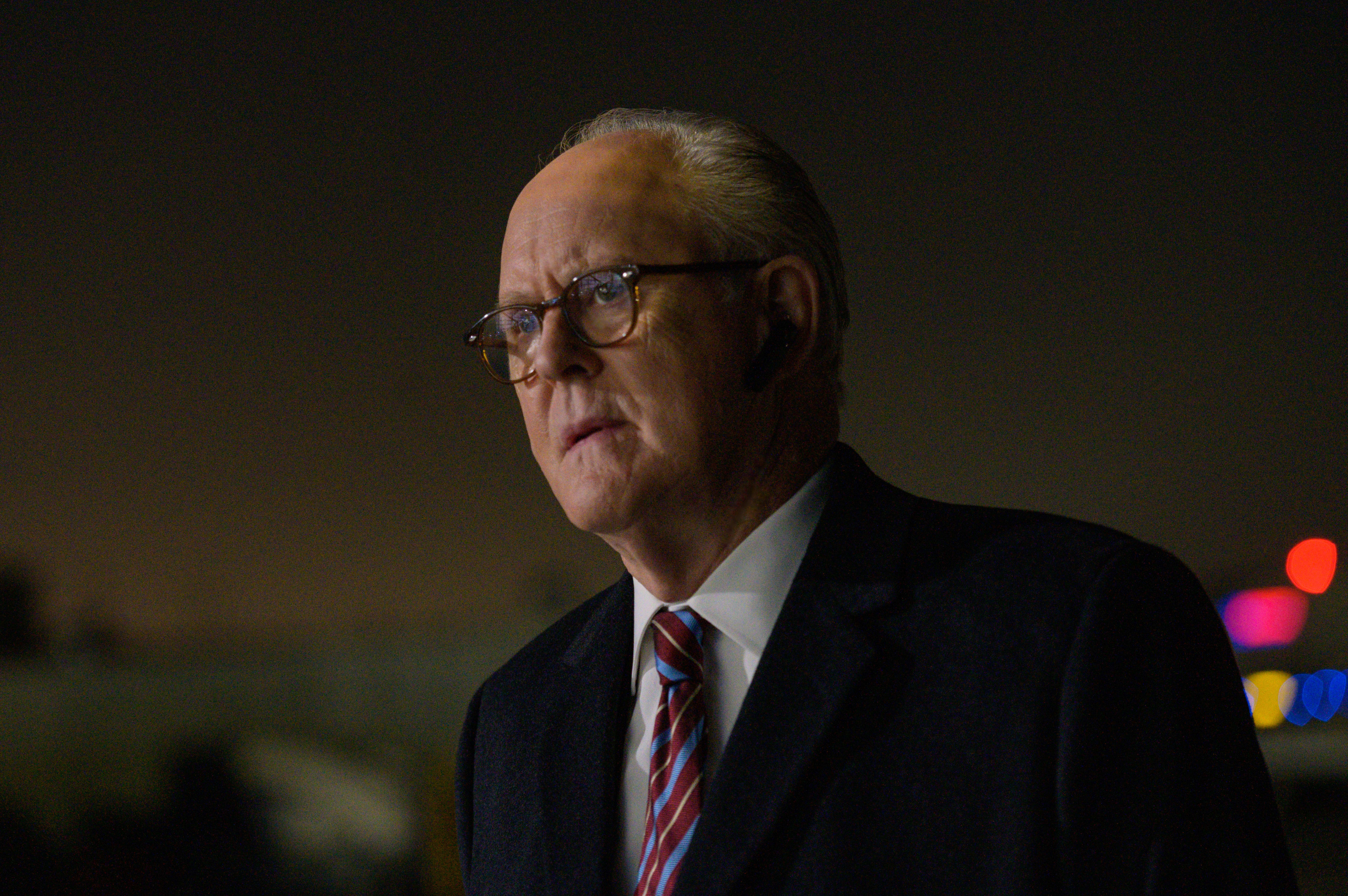FBI-sjef Harold Harper gestaltes av John Lithgow i toppform.