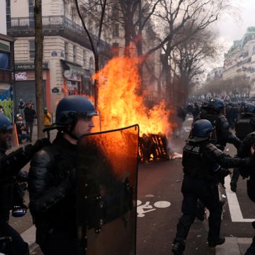 Kaotiske scener i franske byer – nå kommer Kong Charles på besøk