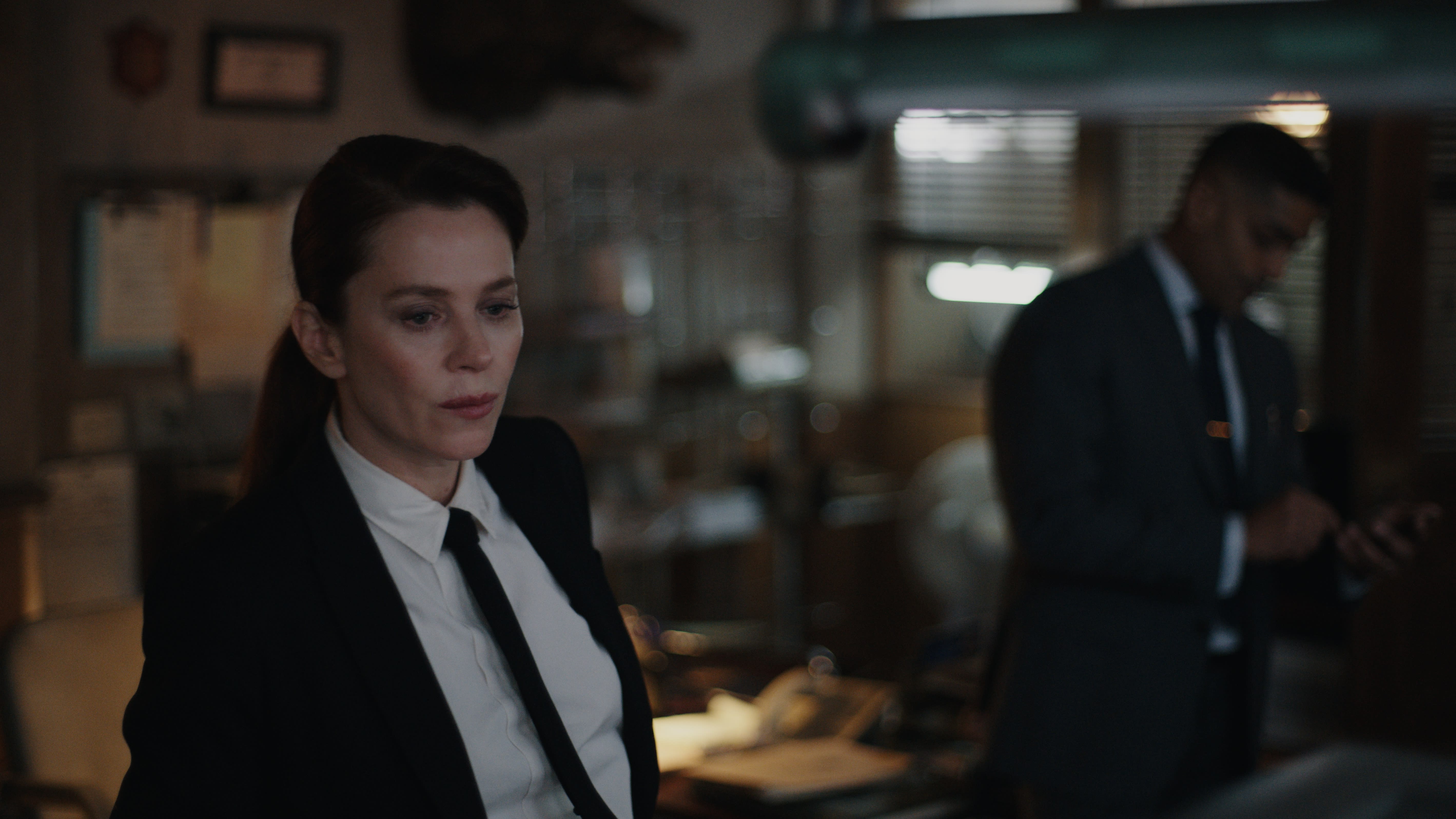 Partneren din er villig til å dø for deg, sier Thomas Lovell (Alexander Karim) til Sharon Pici (Anna Friel).