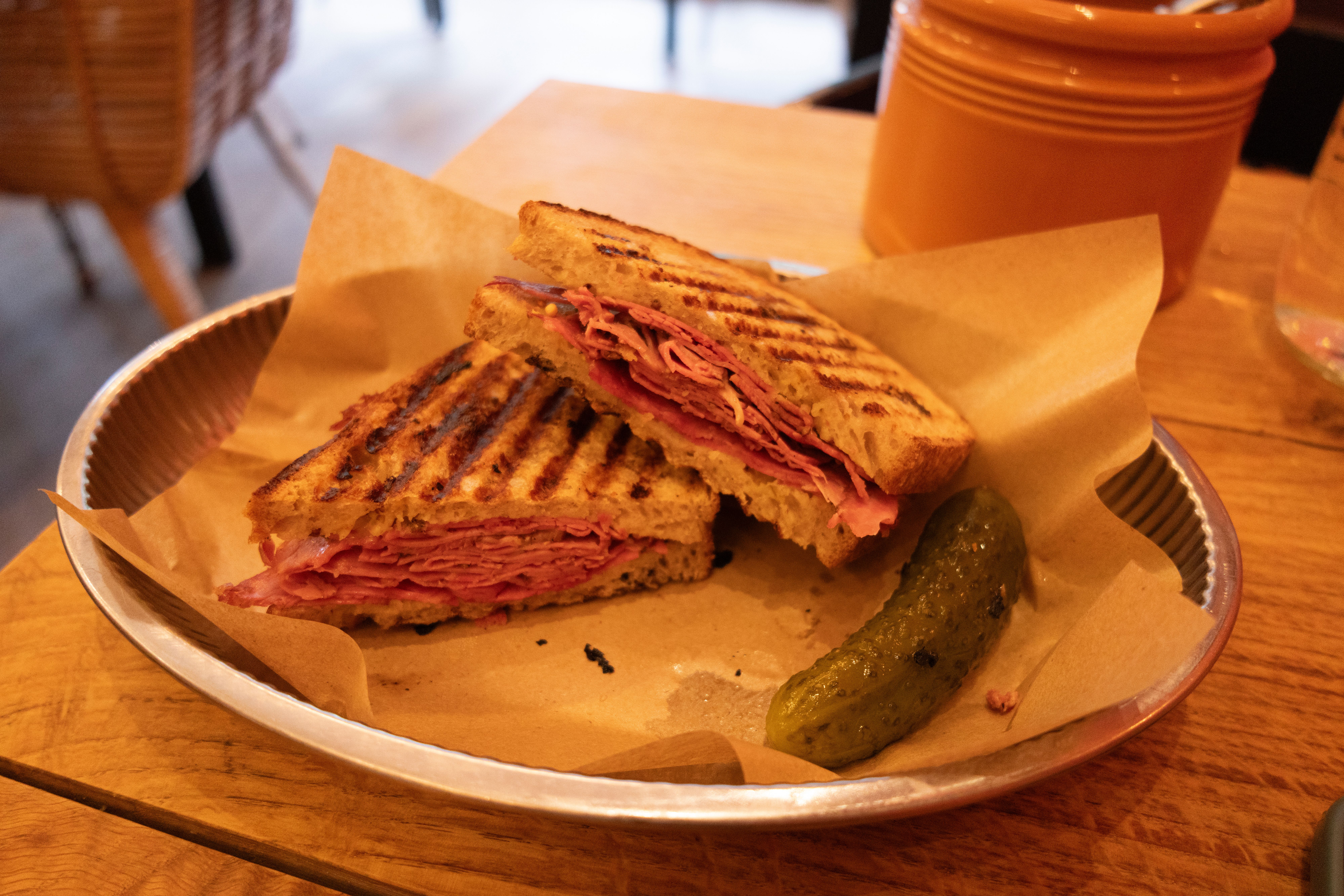 Pastrami sandwich på Kaigaten Deli.