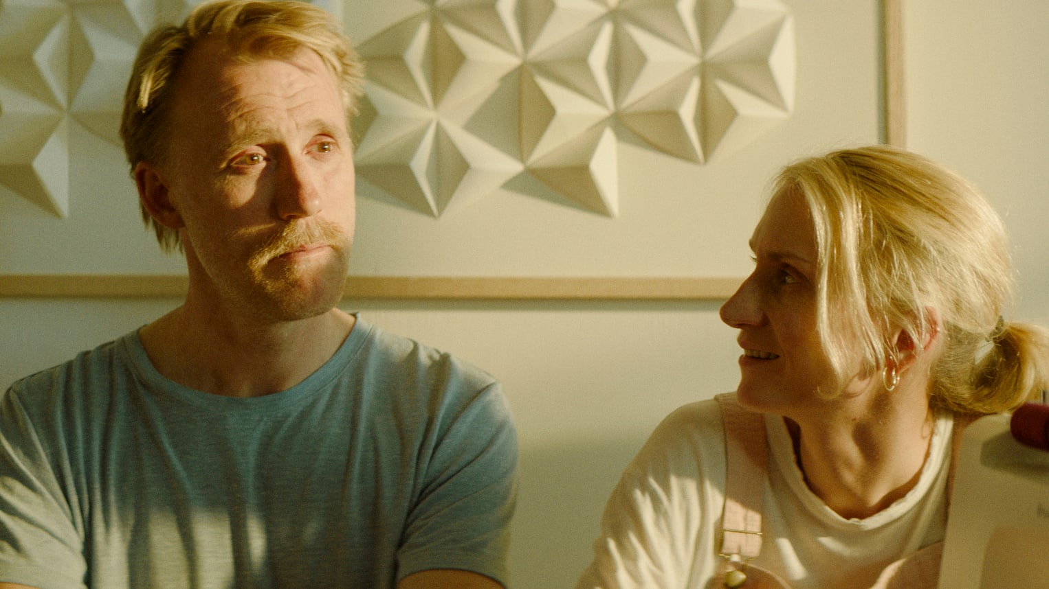 Thorbjørn Harr og Birgitte Larsen spiller kristent ektepar i «Sex». Begge skuespillerne er gjengangere i Dag Johan Haugeruds filmer. 